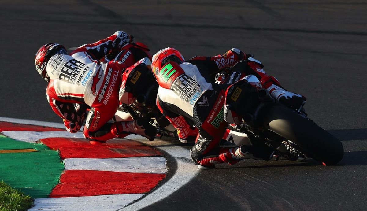 Tommy Bridewell con Glenn Irwin totalmente pegado Tommy Bridewell con Glenn Irwin totalmente pegado