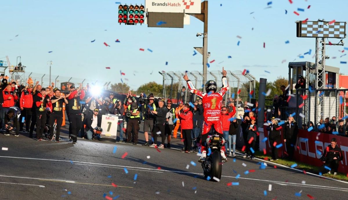 Tommy Bridewell festeja el título del British Superbike 2023 Tommy Bridewell festeja el título del British Superbike 2023
