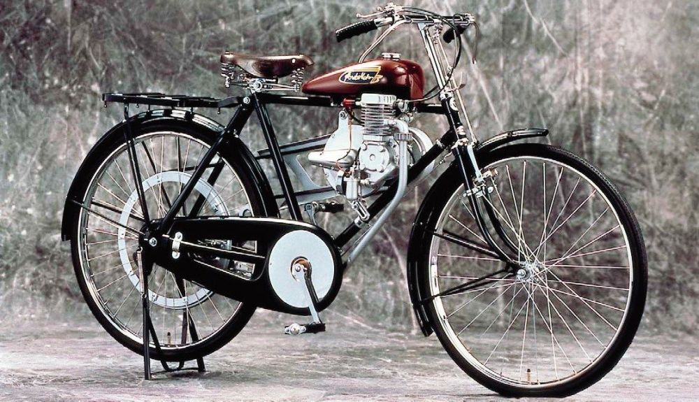 Las primeras Honda eran bicicletas con un pequeño motor acoplado. Las primeras Honda eran bicicletas con un pequeño motor acoplado.