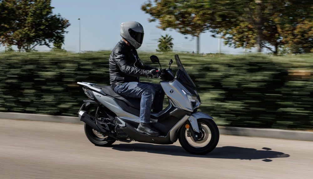 voge sr1 2023 accion 8 1 1000x575