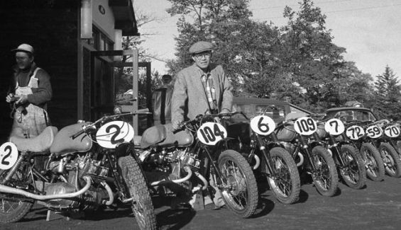 Soichiro Honda y su equipo en la Asama Race.