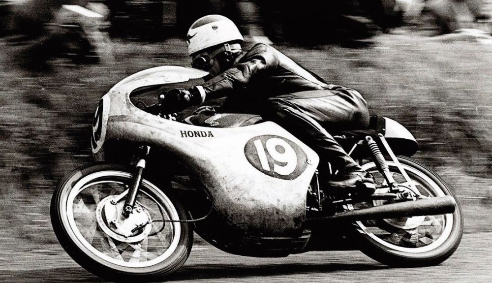 Tom Phillis ganó el título de 125 en 1961 con Honda.
