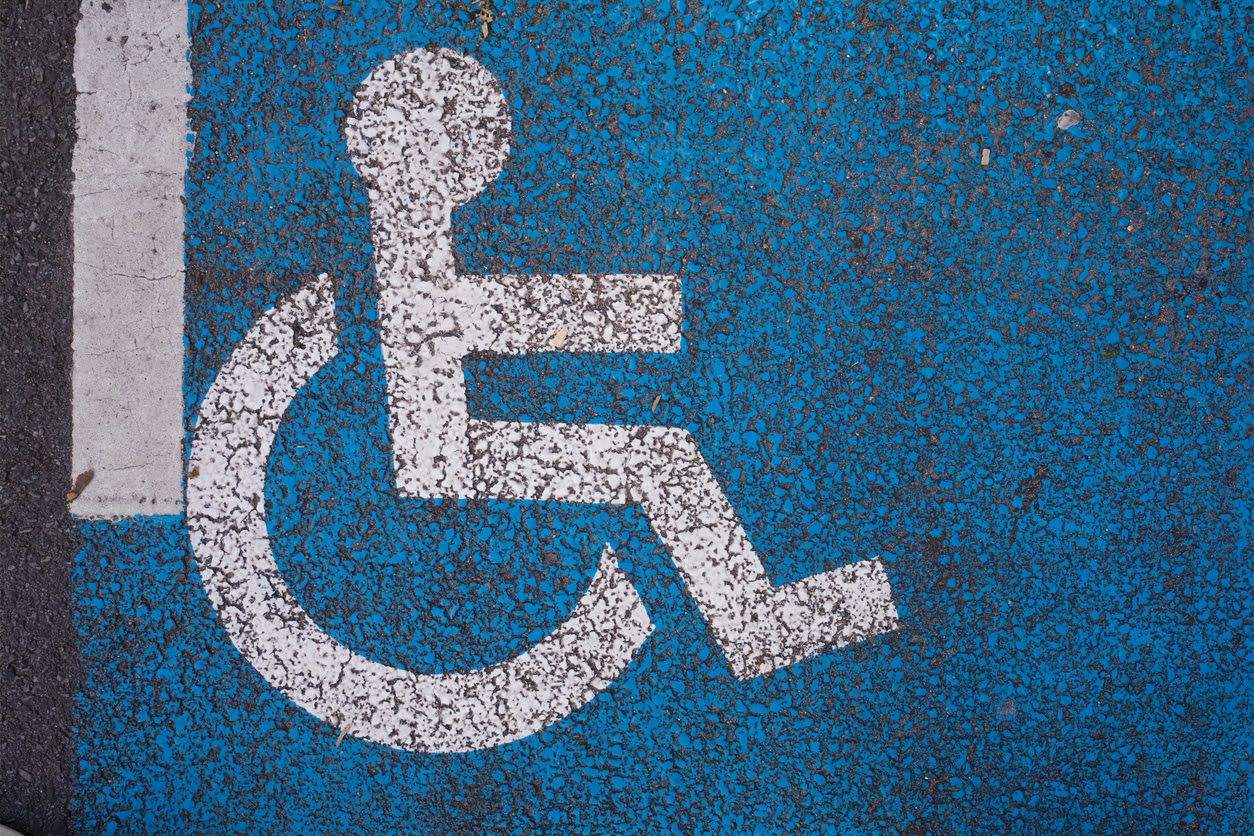 Se puede parar en un sitio para minusválidos