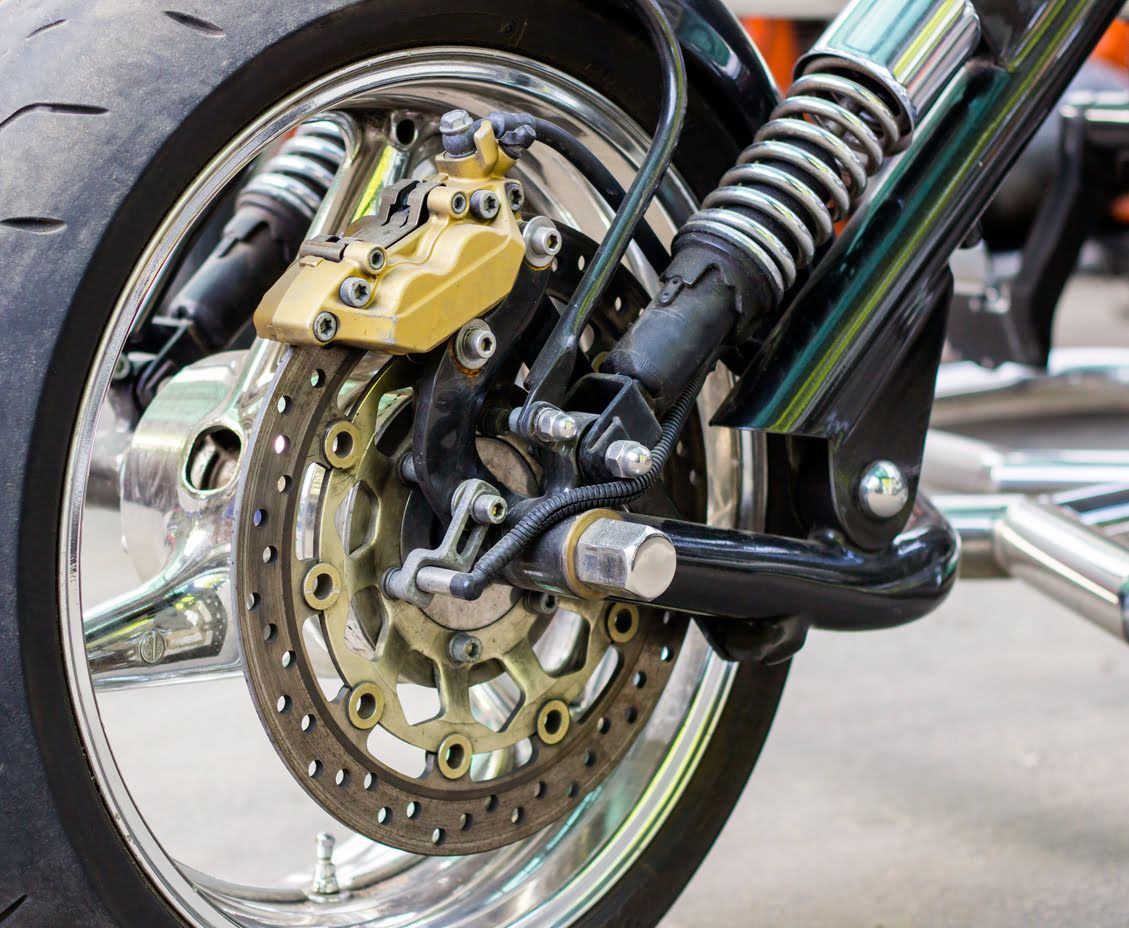 Cómo limpiar las pinzas de freno de la moto