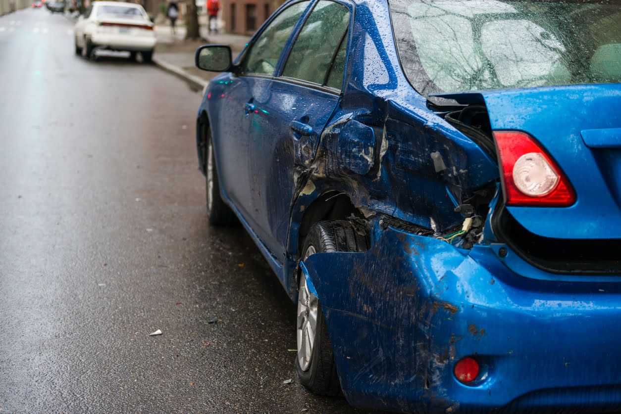 Qué hacer cuando das un golpe a otro coche aparcado con la moto