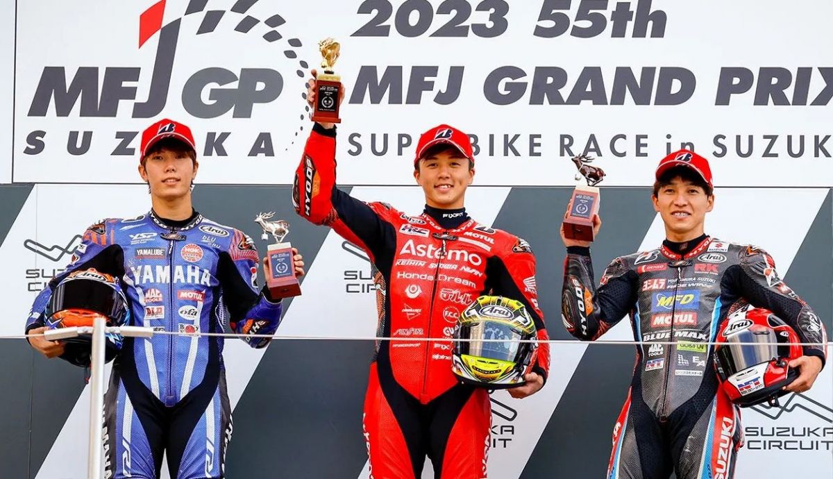 Ryo Mizuno, Yuki Okamoto y Yudai Kamei en el último podio de la temporada Ryo Mizuno, Yuki Okamoto y Yudai Kamei en el último podio de la temporada