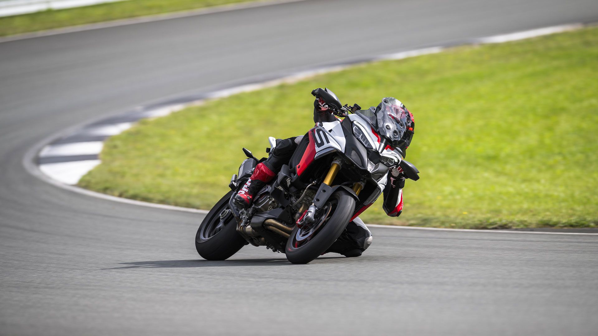 Ducati Multistrada V4 RS 2024 accion (4)