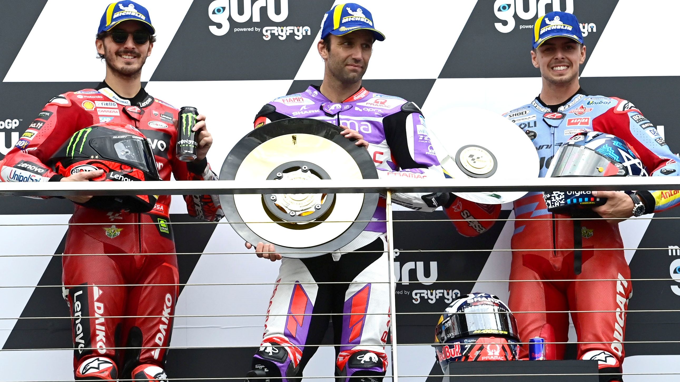 Johann Zarco, Pecco Bagnaia y Fabio Di Giannantonio en el podio del GP de Australia de MotoGP 2023 en Phillip Island