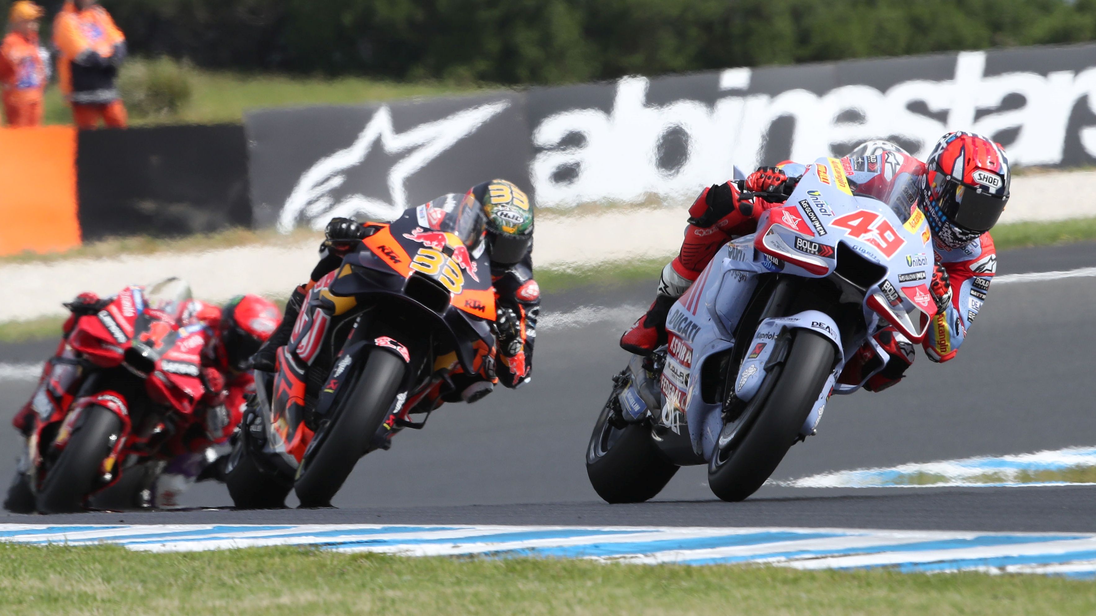 Fabio Di Giannantonio delante de Brad Binder y Pecco Bagnaia, MotoGP Phillip Island 2023