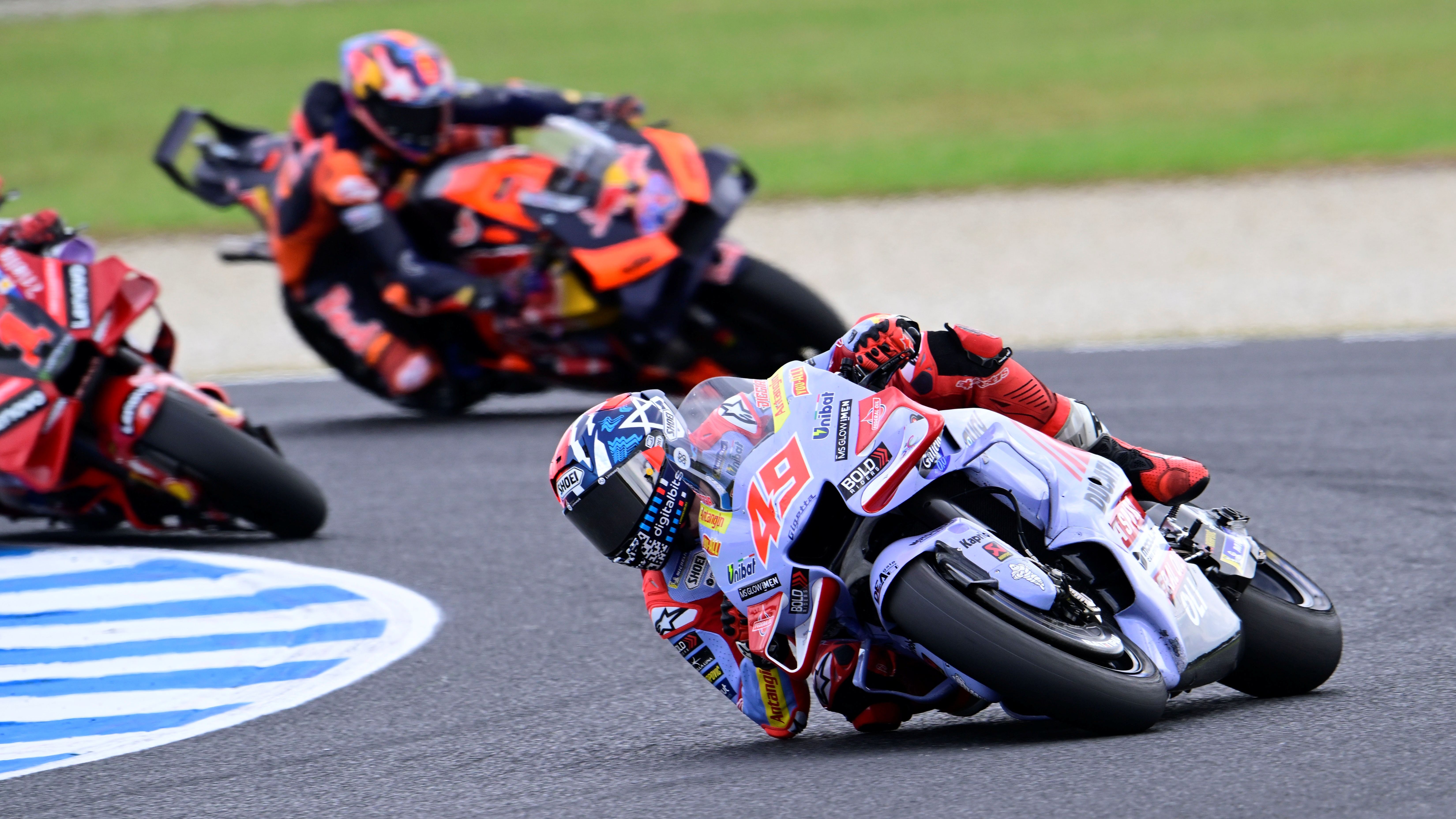 Fabio Di Giannantonio seguido por Pecco Bagnaia y Jack Miller, MotoGP Phillip Island 2023