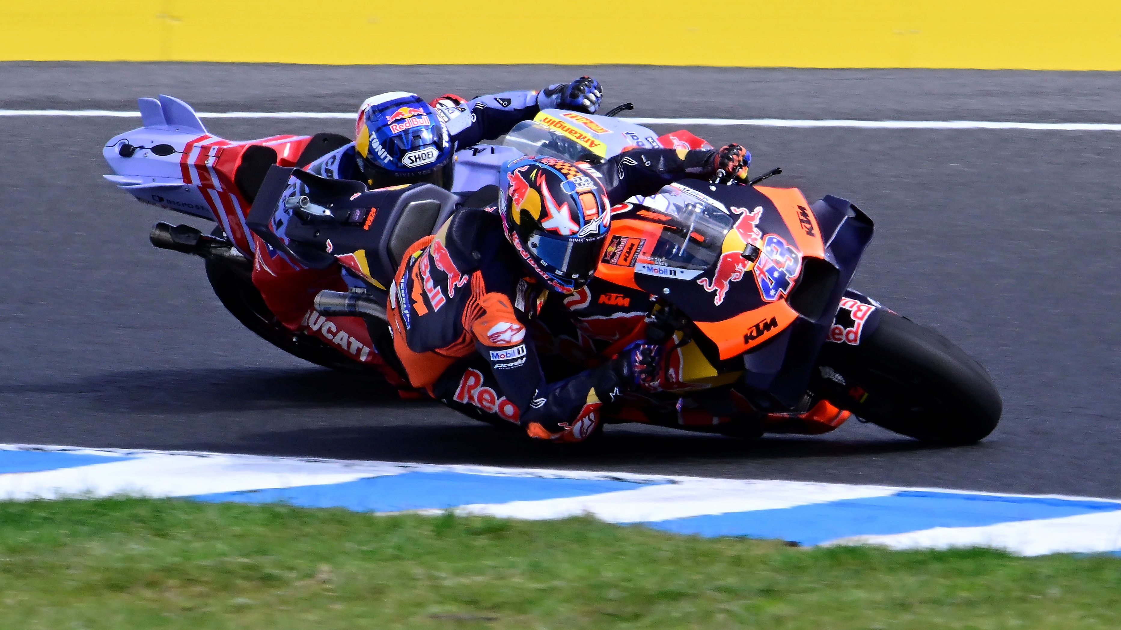 Jack Miller se mete por el interior a Álex Márquez, MotoGP Phillip Island 2023