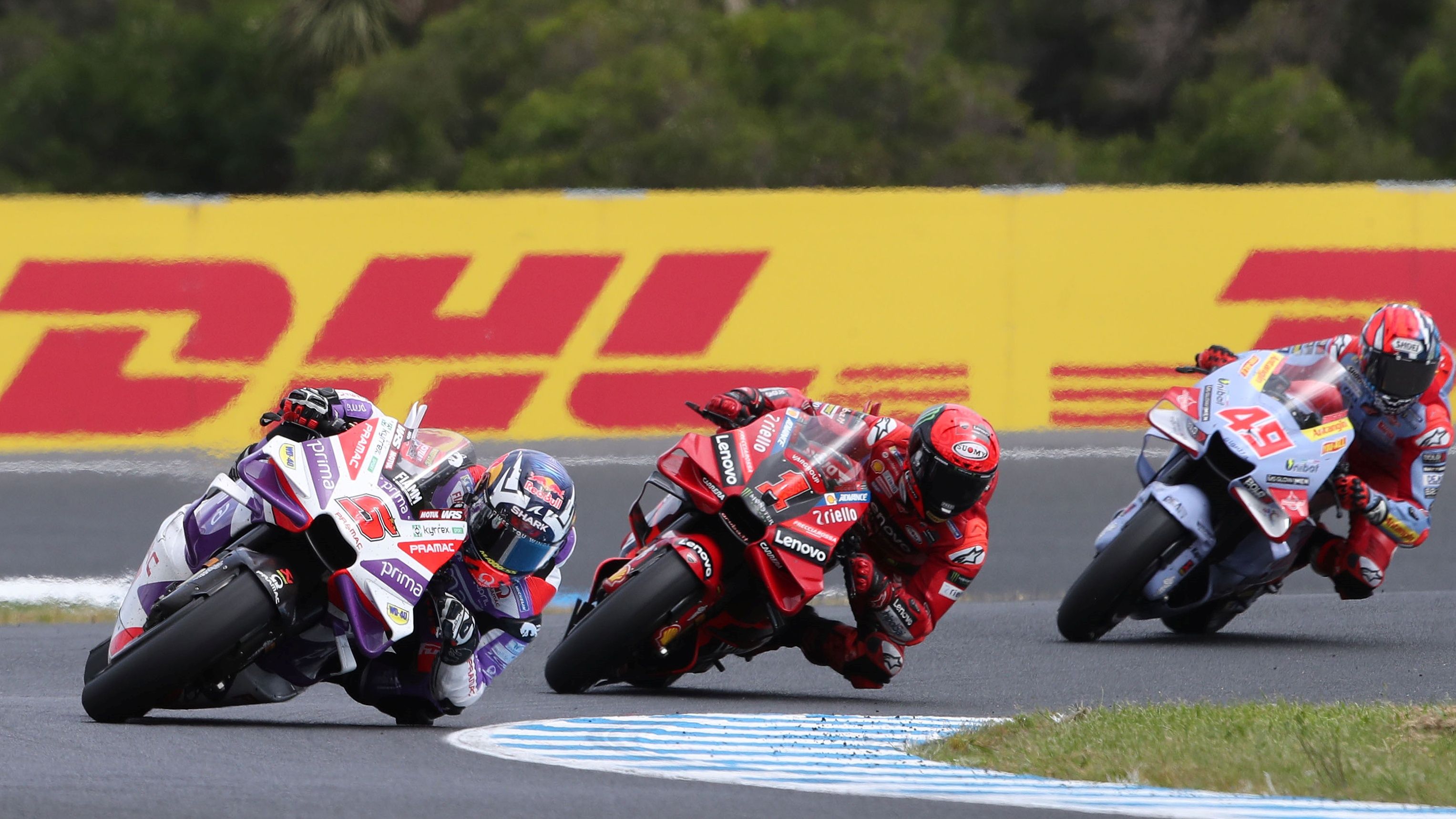 Johann Zarco delante de Pecco Bagnaia y Fabio Di Giannantonio, MotoGP Phillip Island 2023