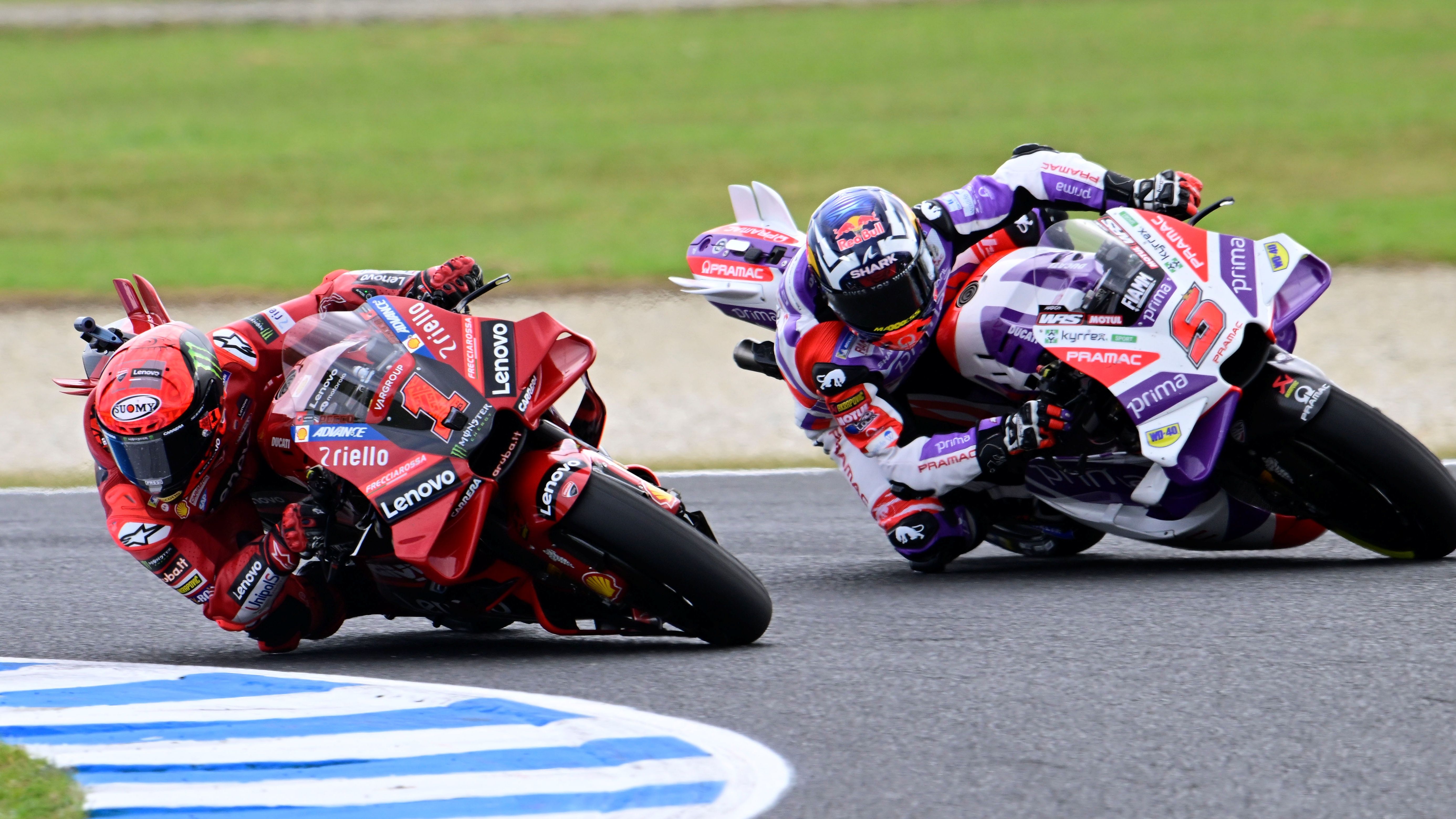 Pecco Bagnaia supera a Johann Zarco por el interior, MotoGP Phillip Island 2023