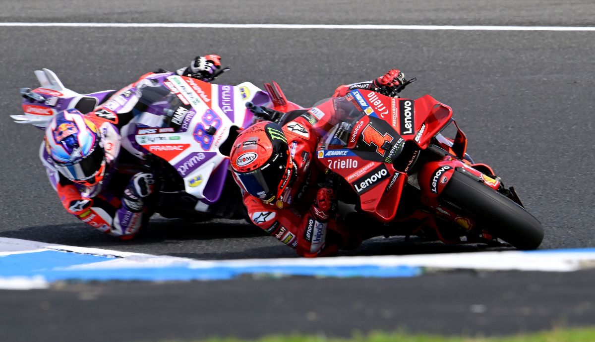 Pecco Bagnaia con Jorge Martín totalmente pegado Pecco Bagnaia con Jorge Martín totalmente pegado