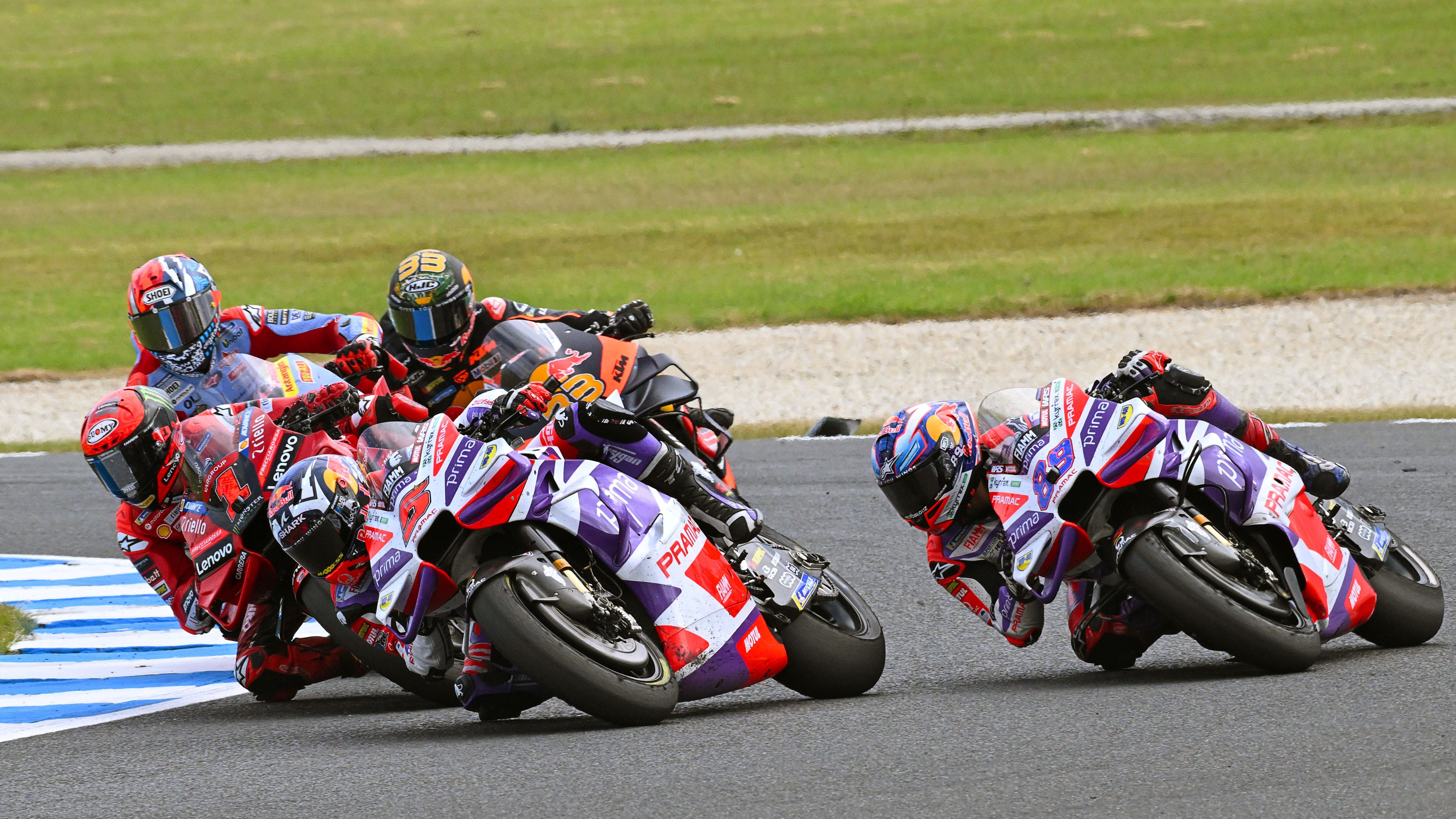 Johann Zarco y Pecco Bagnaia pasan a Jorge Martín en presencia de Fabio Di Giannantonio y Brad Binder