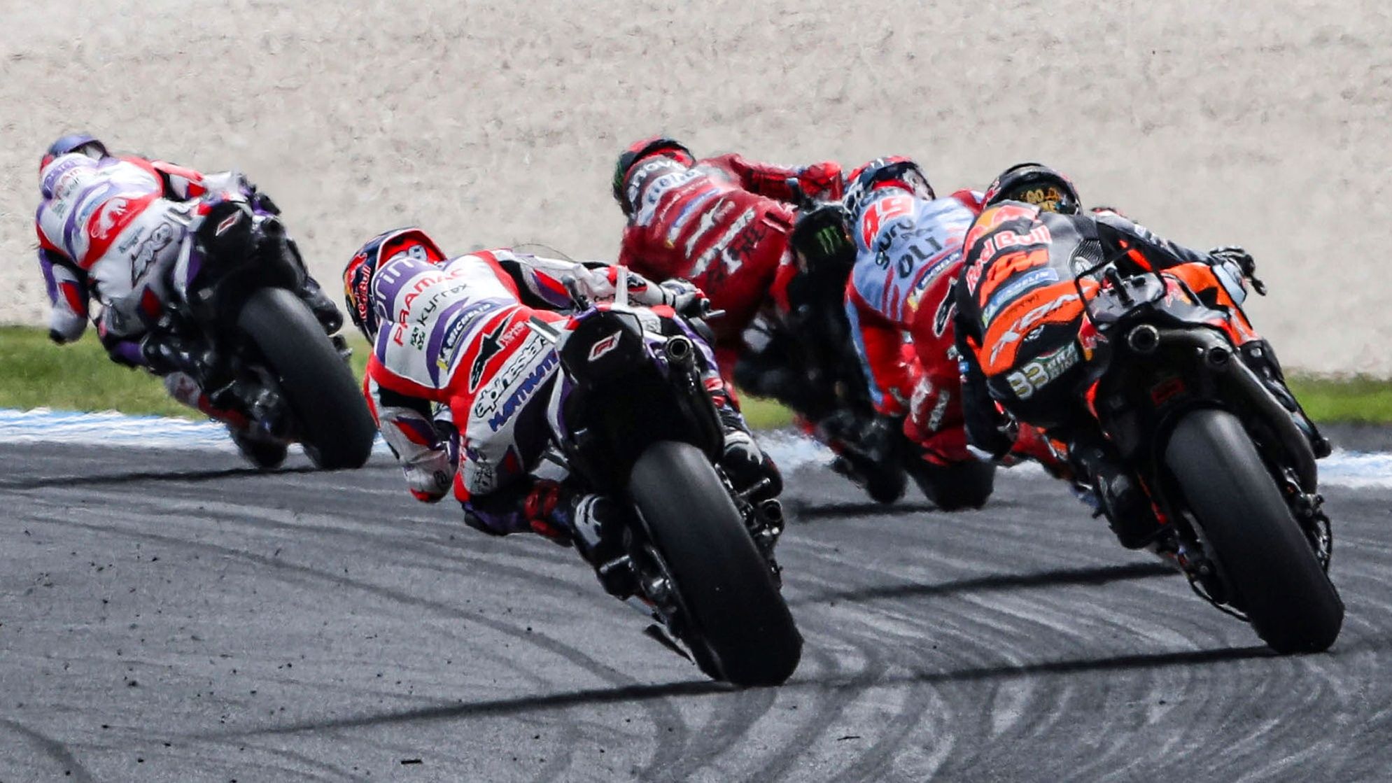 Jorge Martín pasó de primero a quinto en la última vuelta de Phillip Island