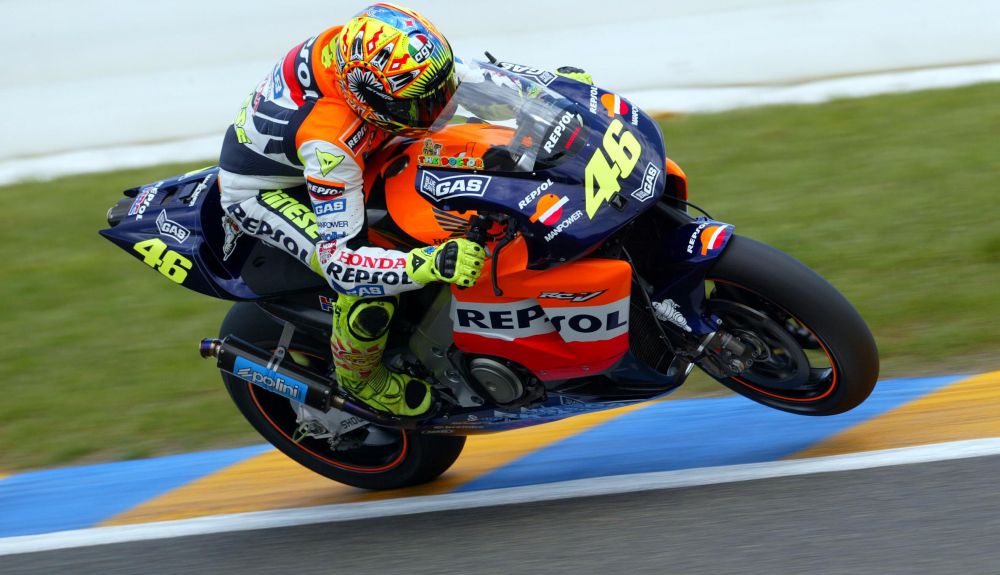 Valentino Rossi fue el primer campeón de MotoGP. Valentino Rossi fue el primer campeón de MotoGP.