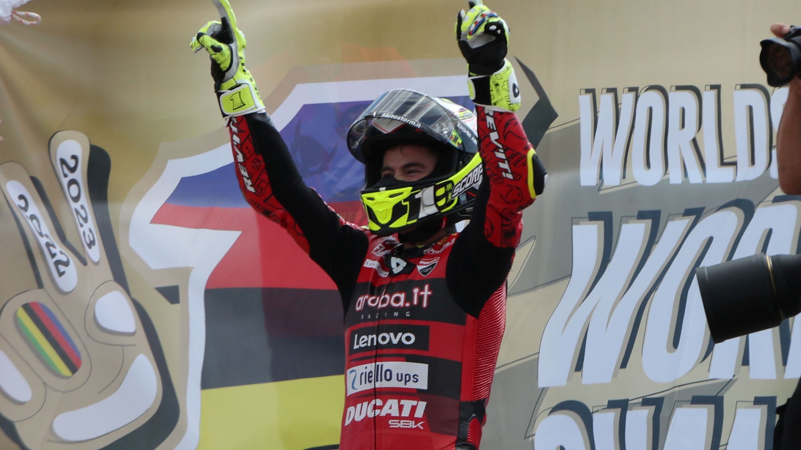 Álvaro Bautista festeja su título mundial de Superbike 2023
