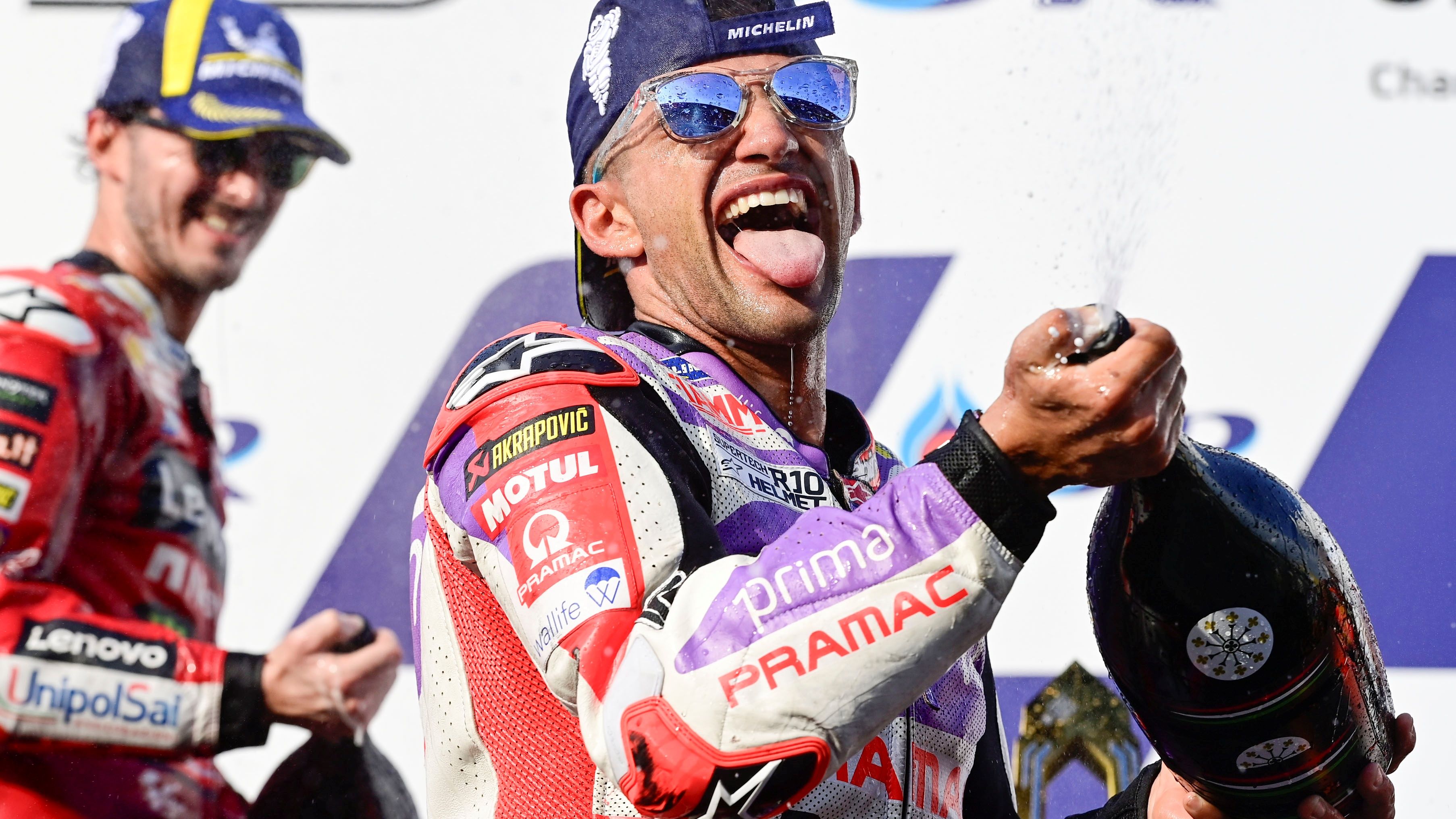 Jorge Martín festeja su victoria en la carrera de Tailandia con Pecco Bagnaia detrás Jorge Martín festeja su victoria en la carrera de Tailandia con Pecco Bagnaia detrás
