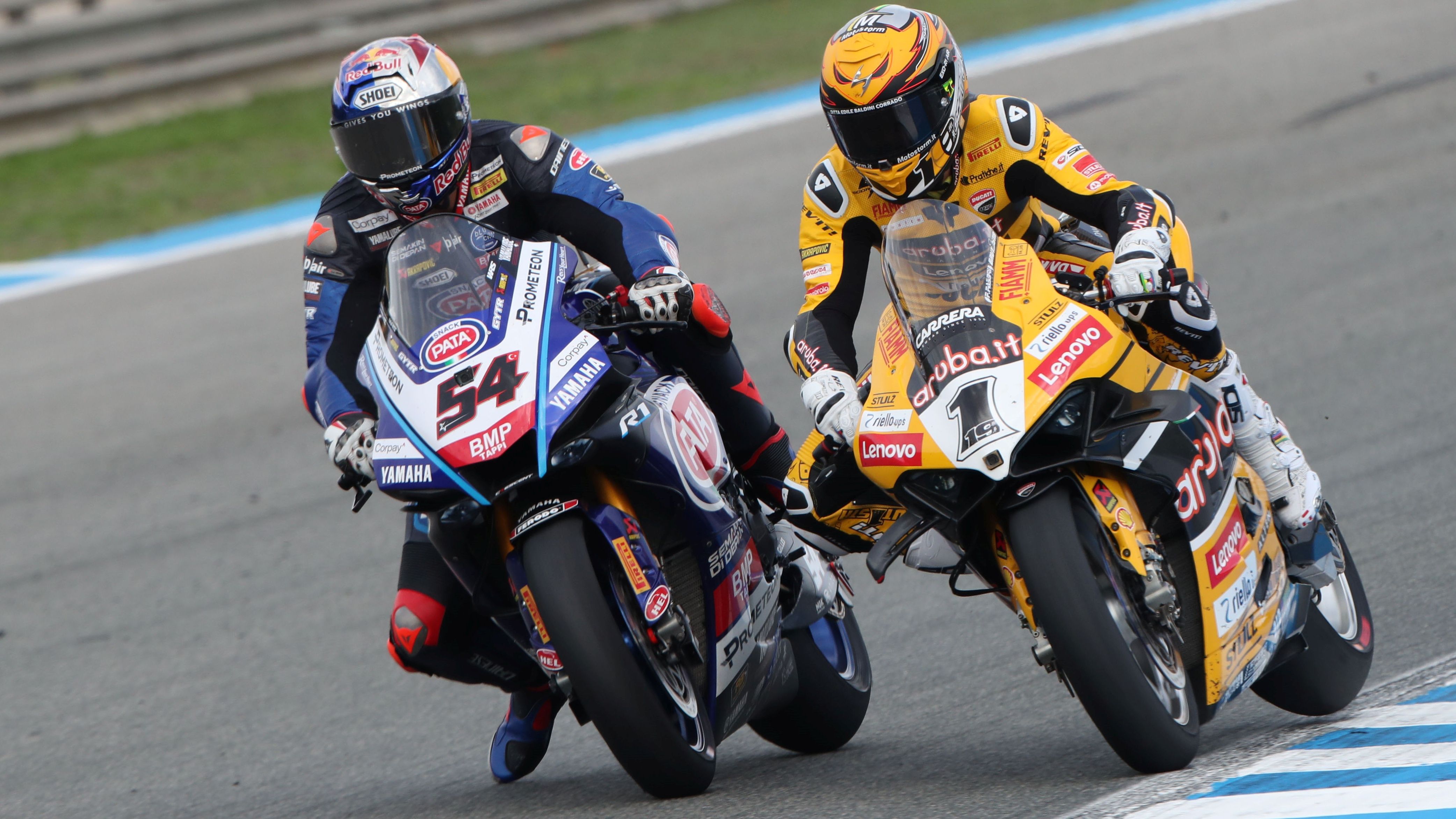 Toprak Razgatlioglu y Álvaro Bautista han protagonizado un duelo memorable en Jerez