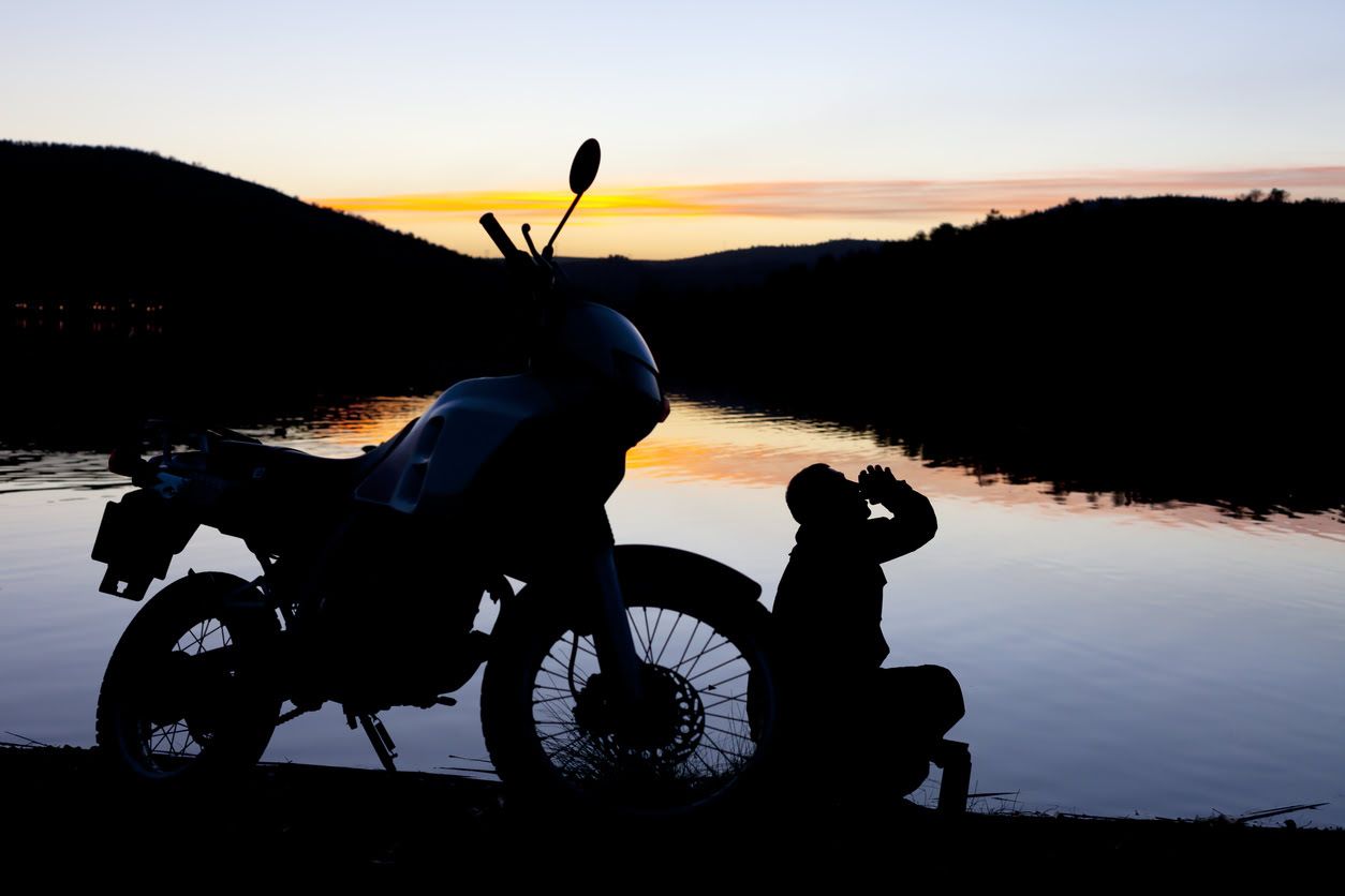 Consejos para mantenerte hidratado al ir sobre la moto
