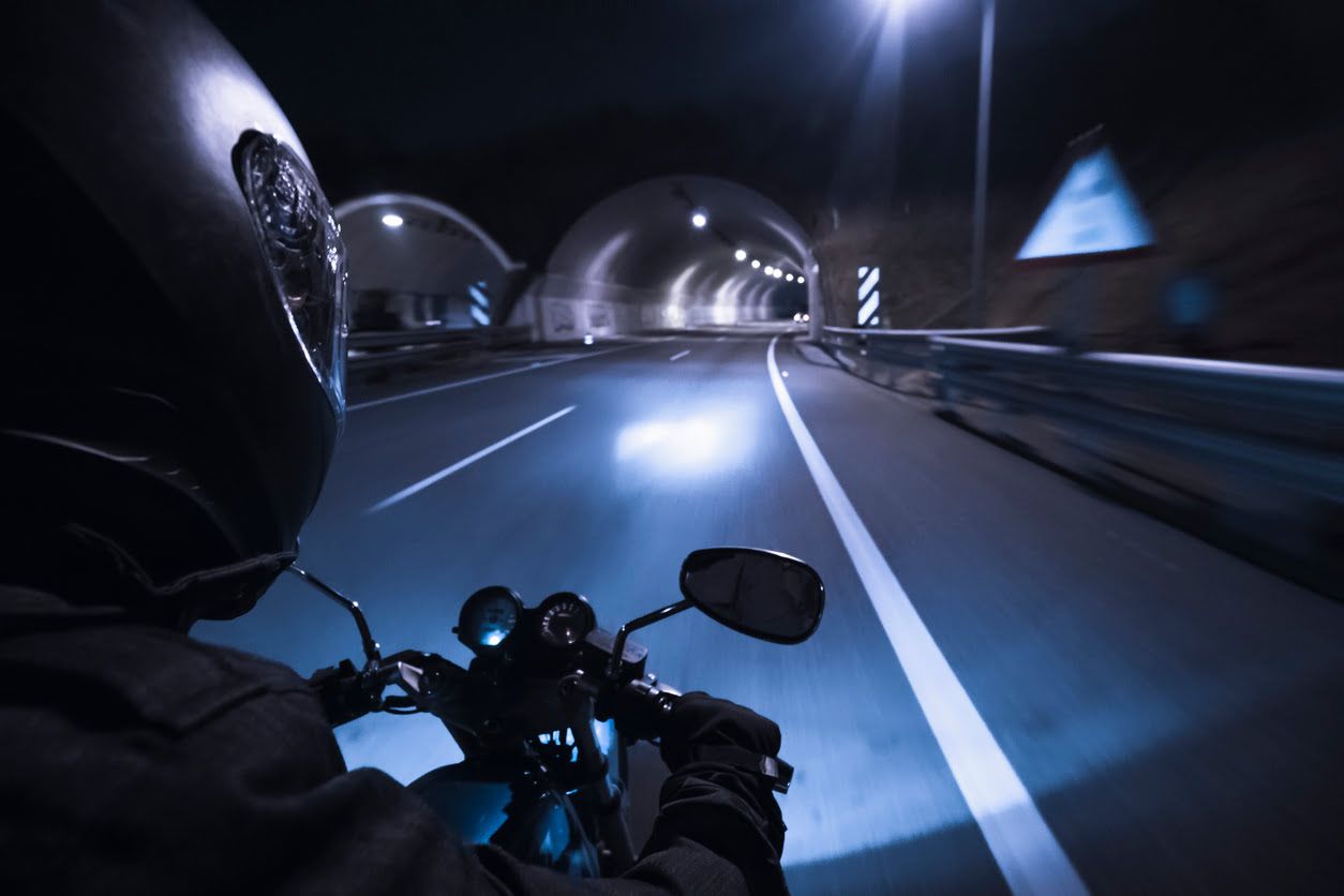 Conducir de noche una moto