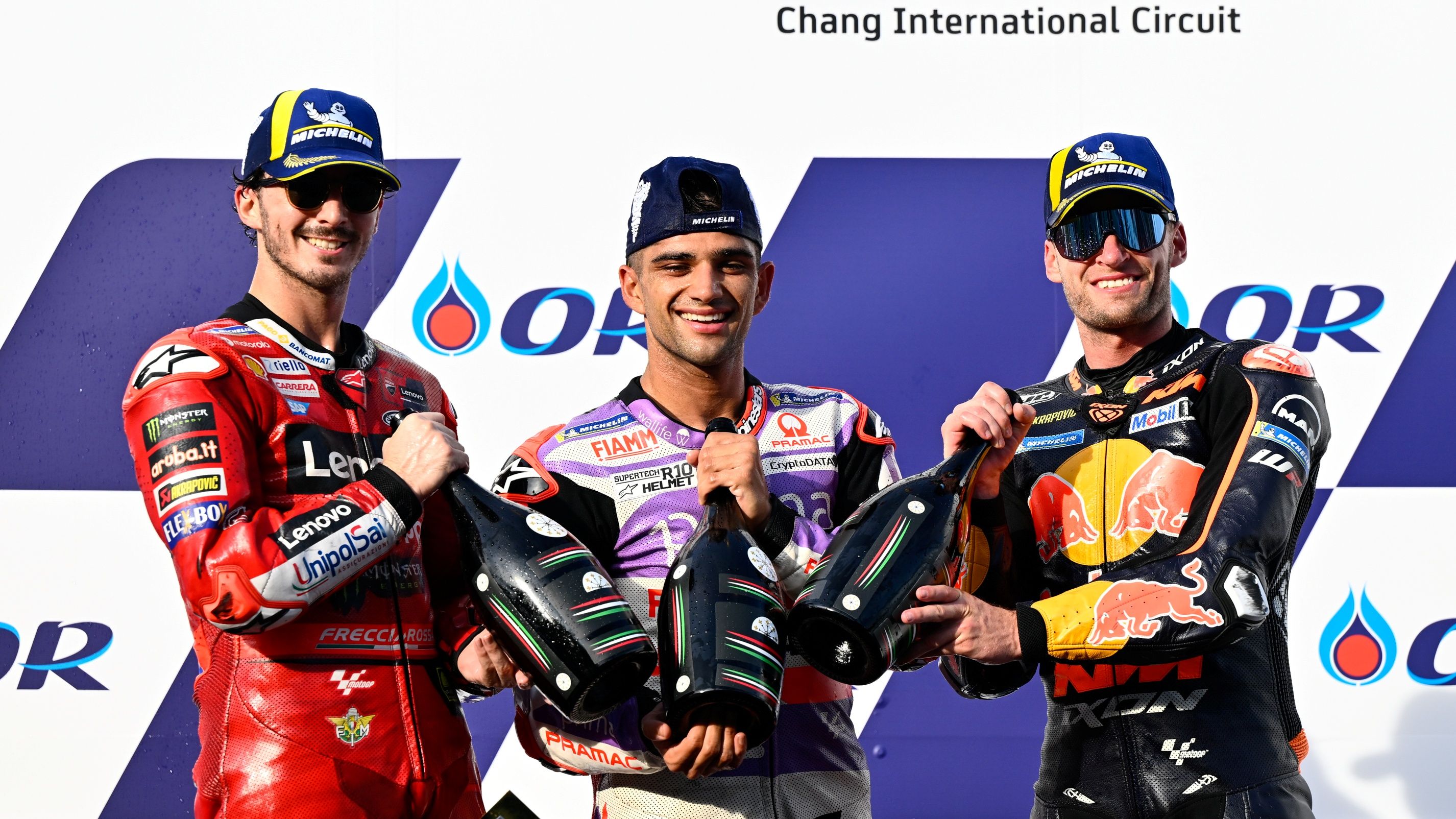 Jorge Martín, Pecco Bagnaia y Brad Binder en el podio del GP de Tailandia de MotoGP 2023 en Buriram
