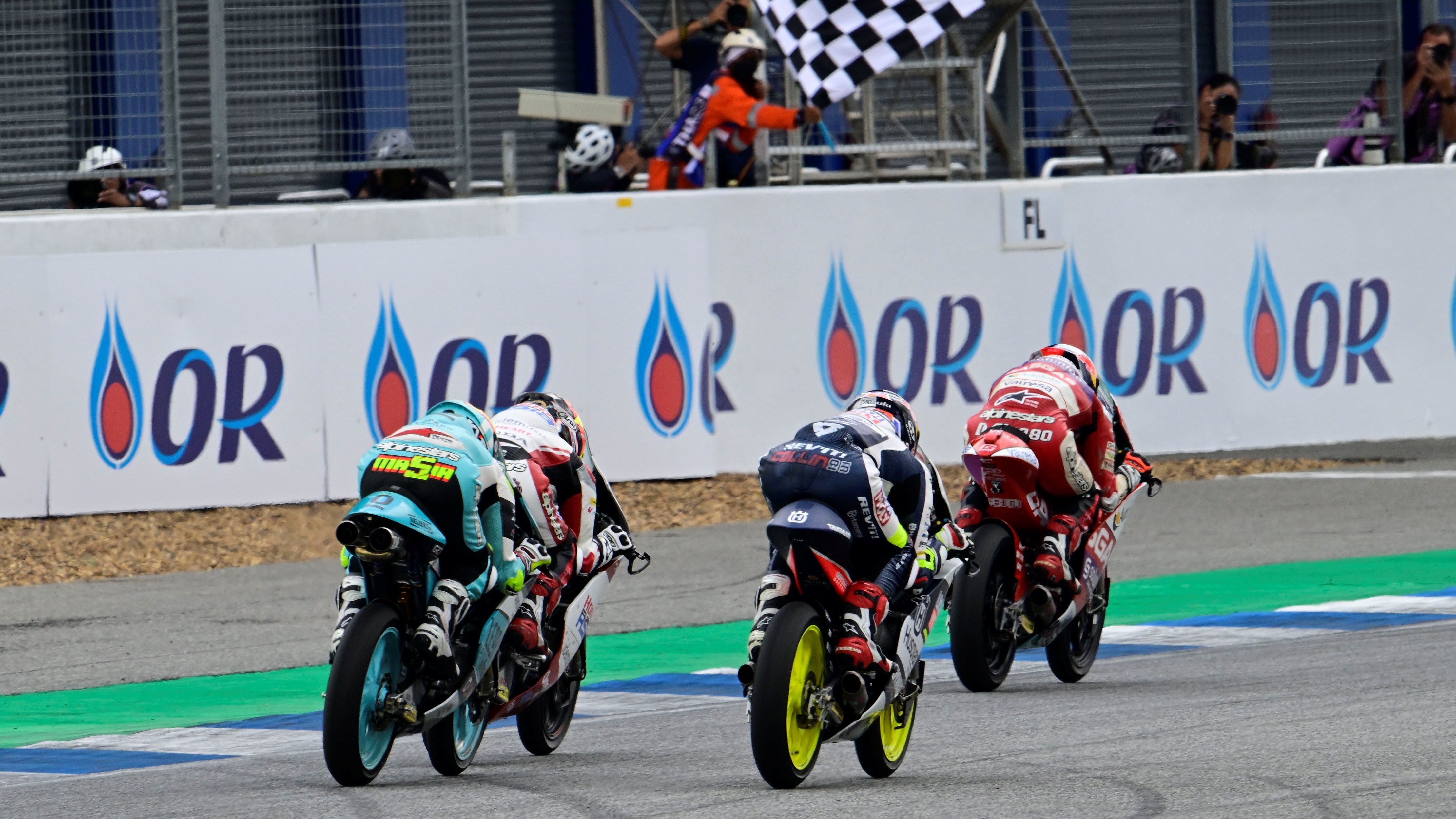 David Alonso gana ante Taiyo Furusato, Collin Veijer y Jaume Masià, Moto3 Tailandia 2023