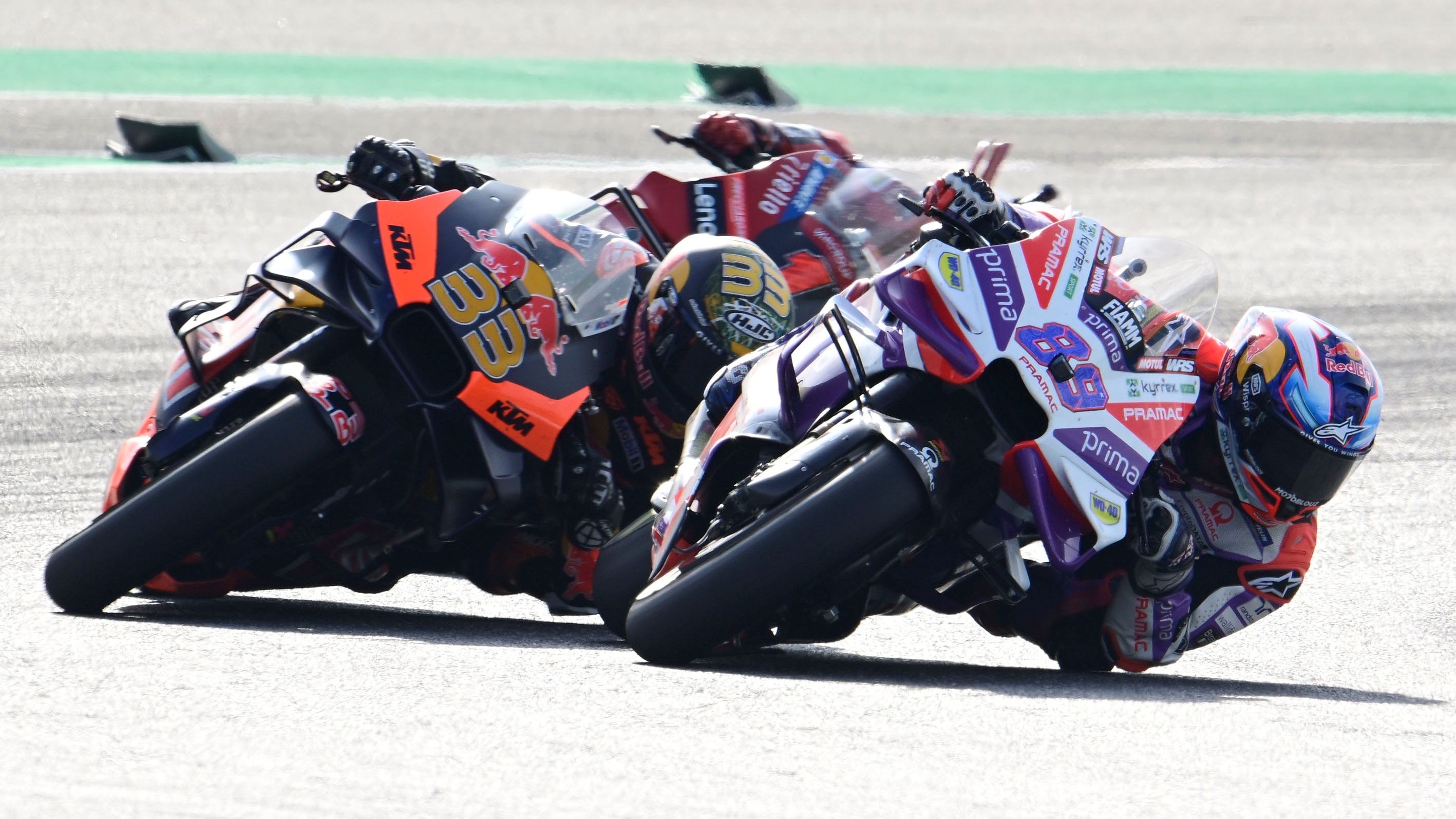 Jorge Martín acechado por Brad Binder y Pecco Bagnaia, MotoGP Tailandia 2023