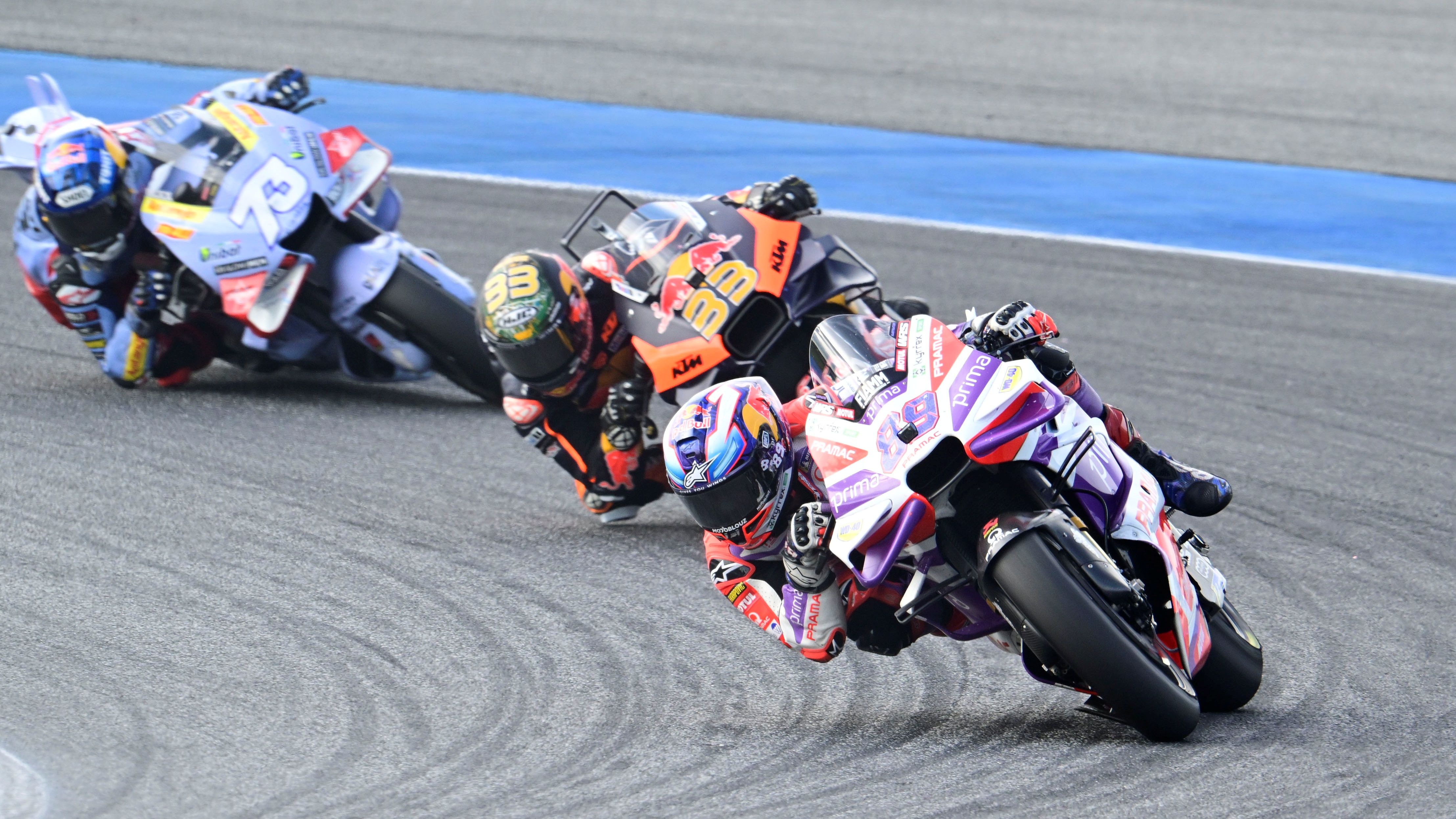 Jorge Martín delante de Brad Binder y Álex Márquez, MotoGP Tailandia 2023