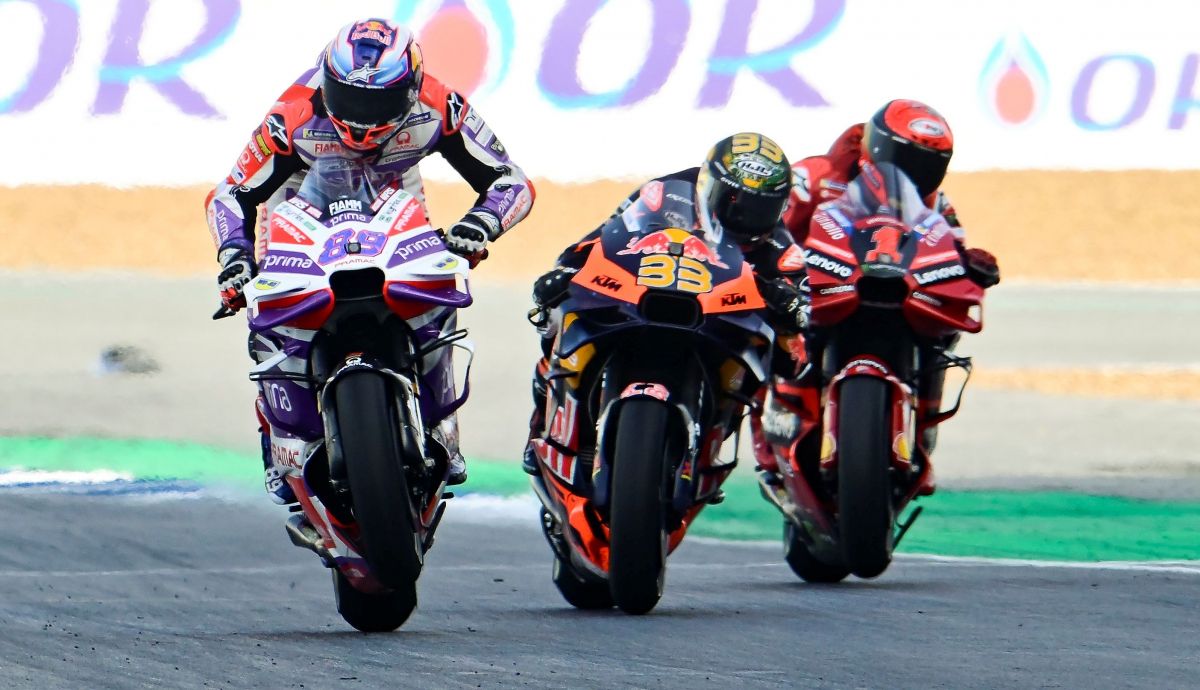 Jorge Martín entra en meta delante de Brad Binder y Pecco Bagnaia, MotoGP Tailandia 2023