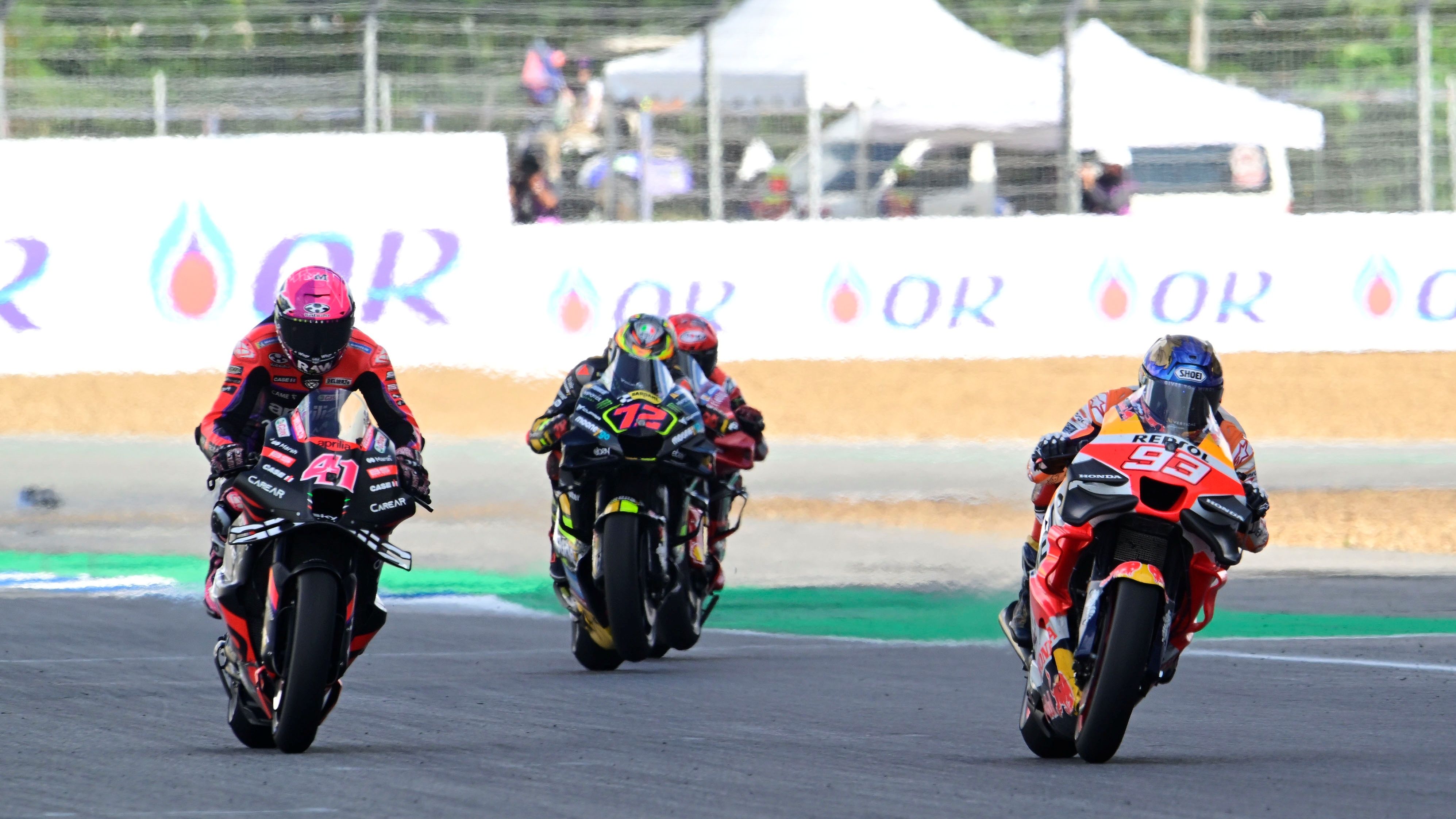 Marc Márquez bate a Aleix Espargaró en meta en presencia de Marco Bezzecchi y Pecco Bagnaia, MotoGP Tailandia 2023