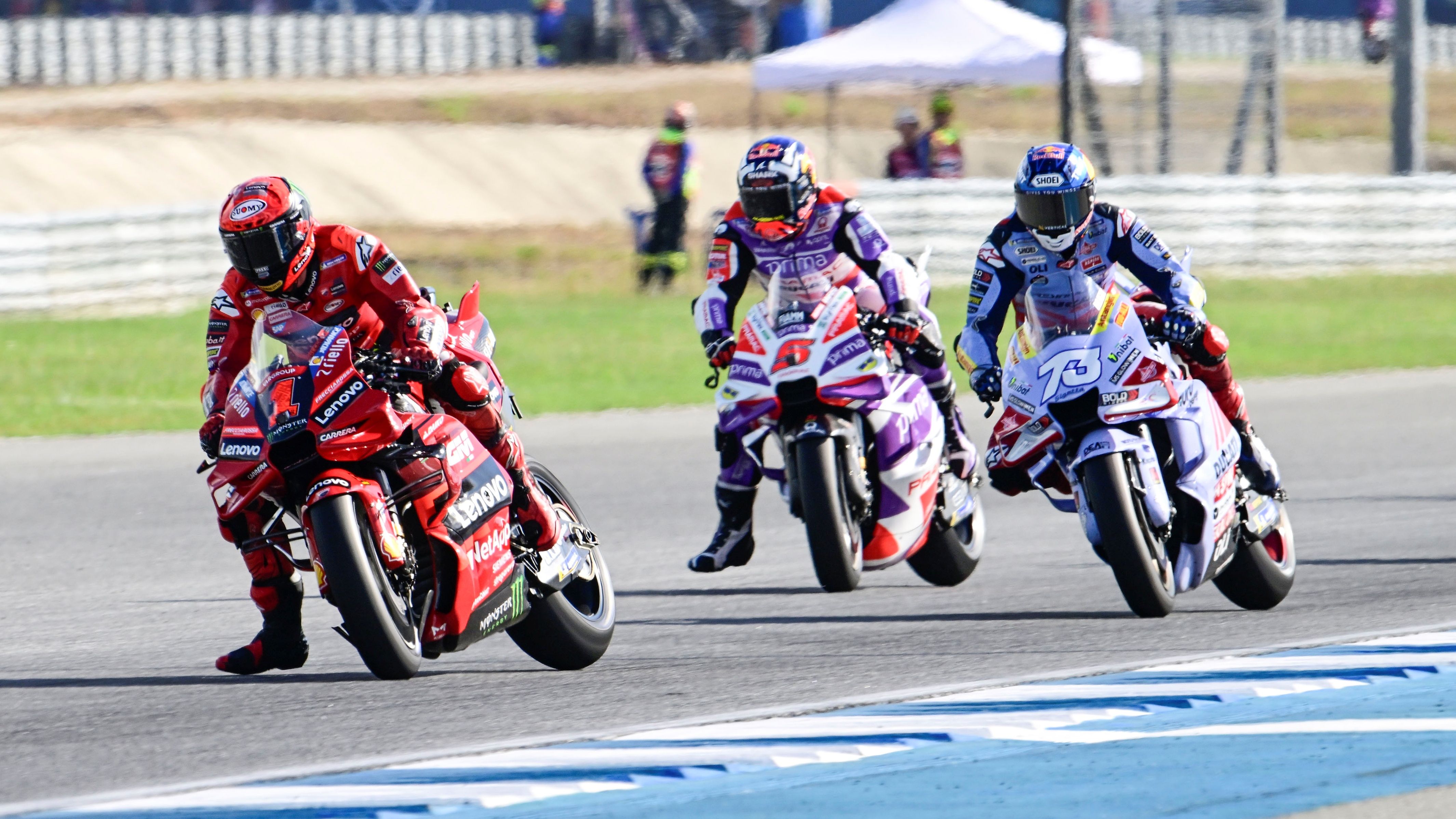 Pecco Bagnaia frena delante de Álex Márquez y Johann Zarco, MotoGP Tailandia 2023
