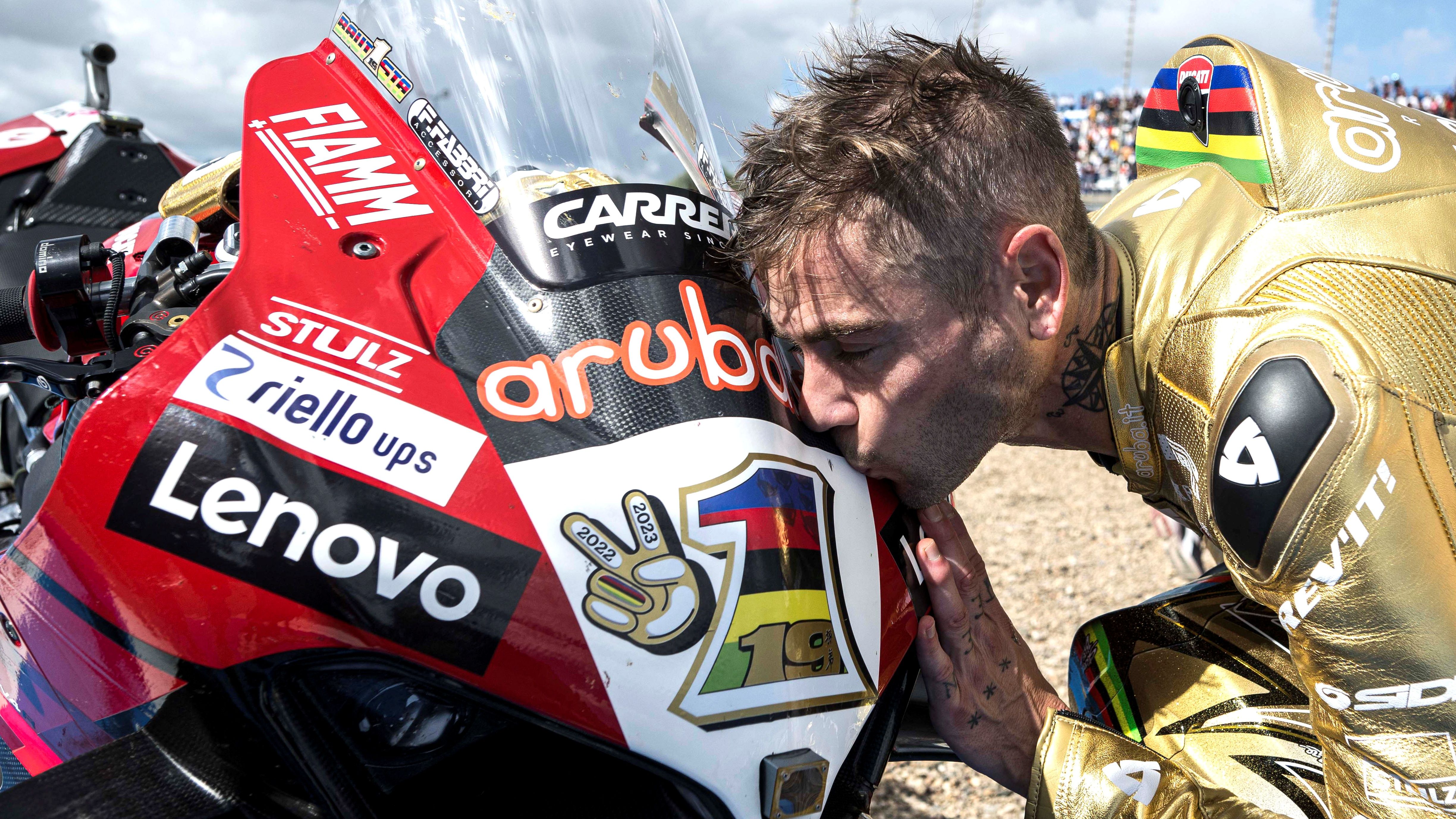 Álvaro Bautista besa su Ducati Panigale V4R tras proclamarse campeón, WSBK Jerez 2023