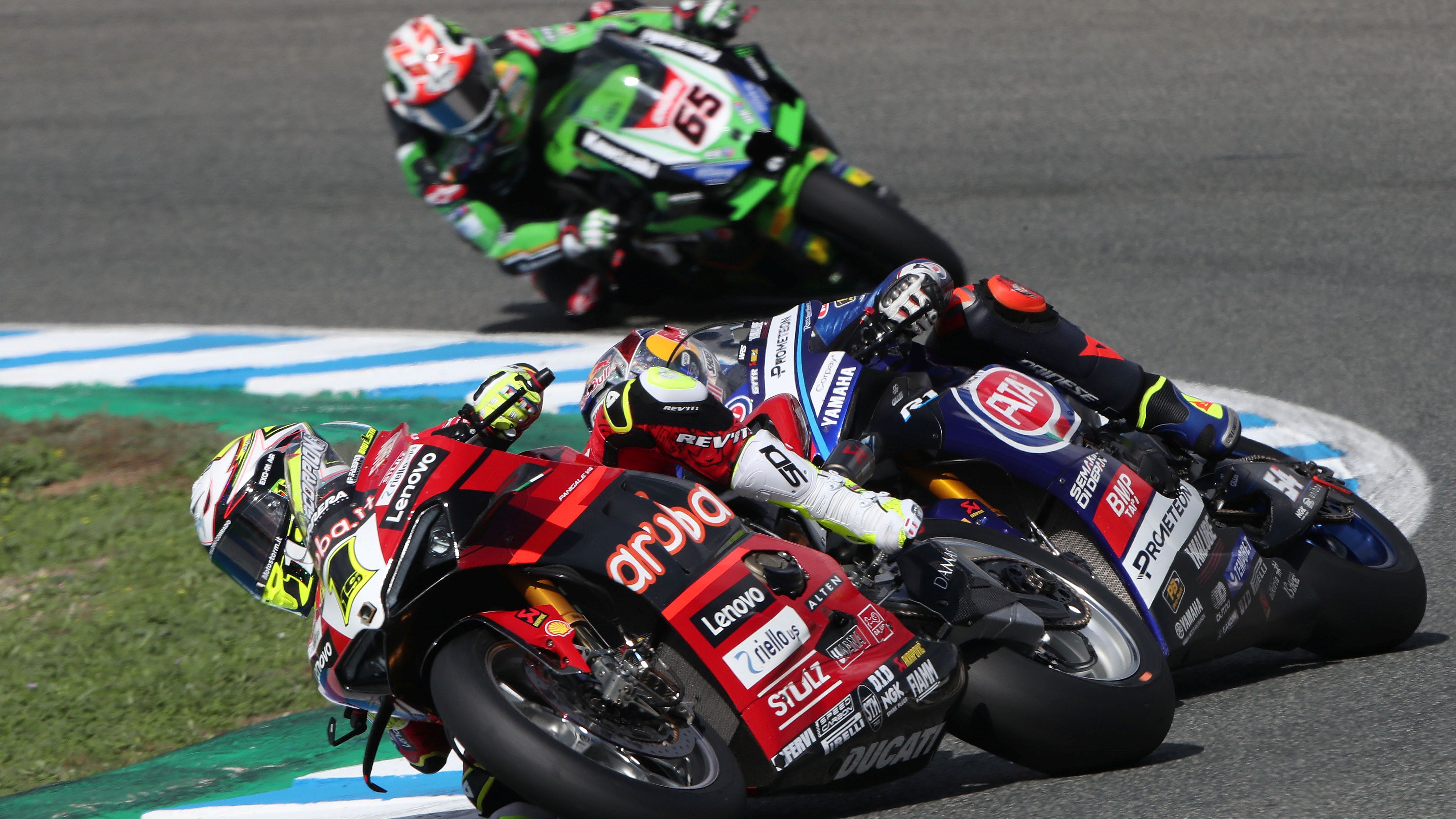 Álvaro Bautista seguido por Toprak Razgatlioglu y Jonathan Rea, WSBK Jerez 2023