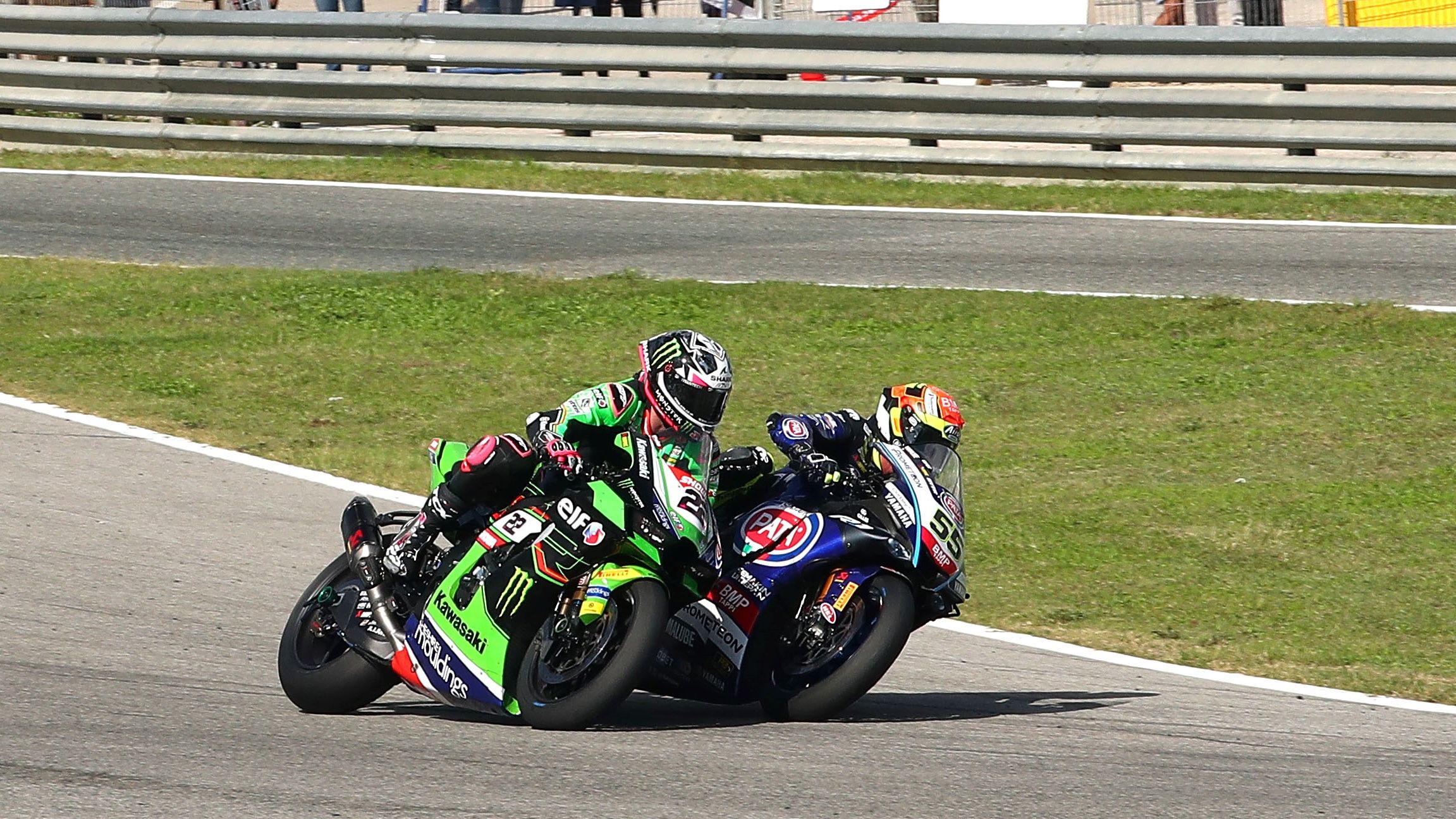Andrea Locatelli adelanta a Alex Lowes, WSBK Jerez 2023