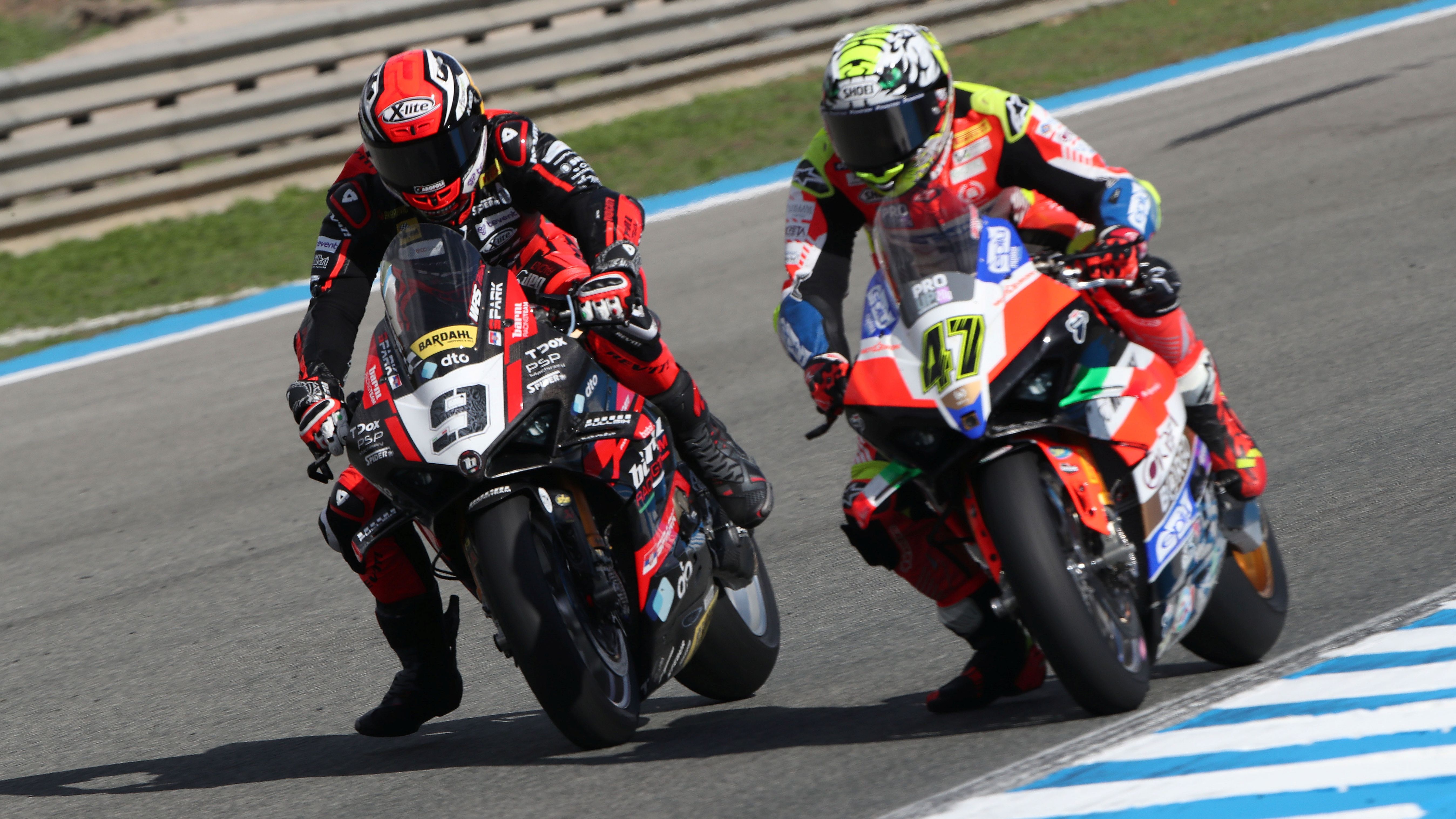 Danilo Petrucci supera a Axel Bassani, WSBK Jerez 2023