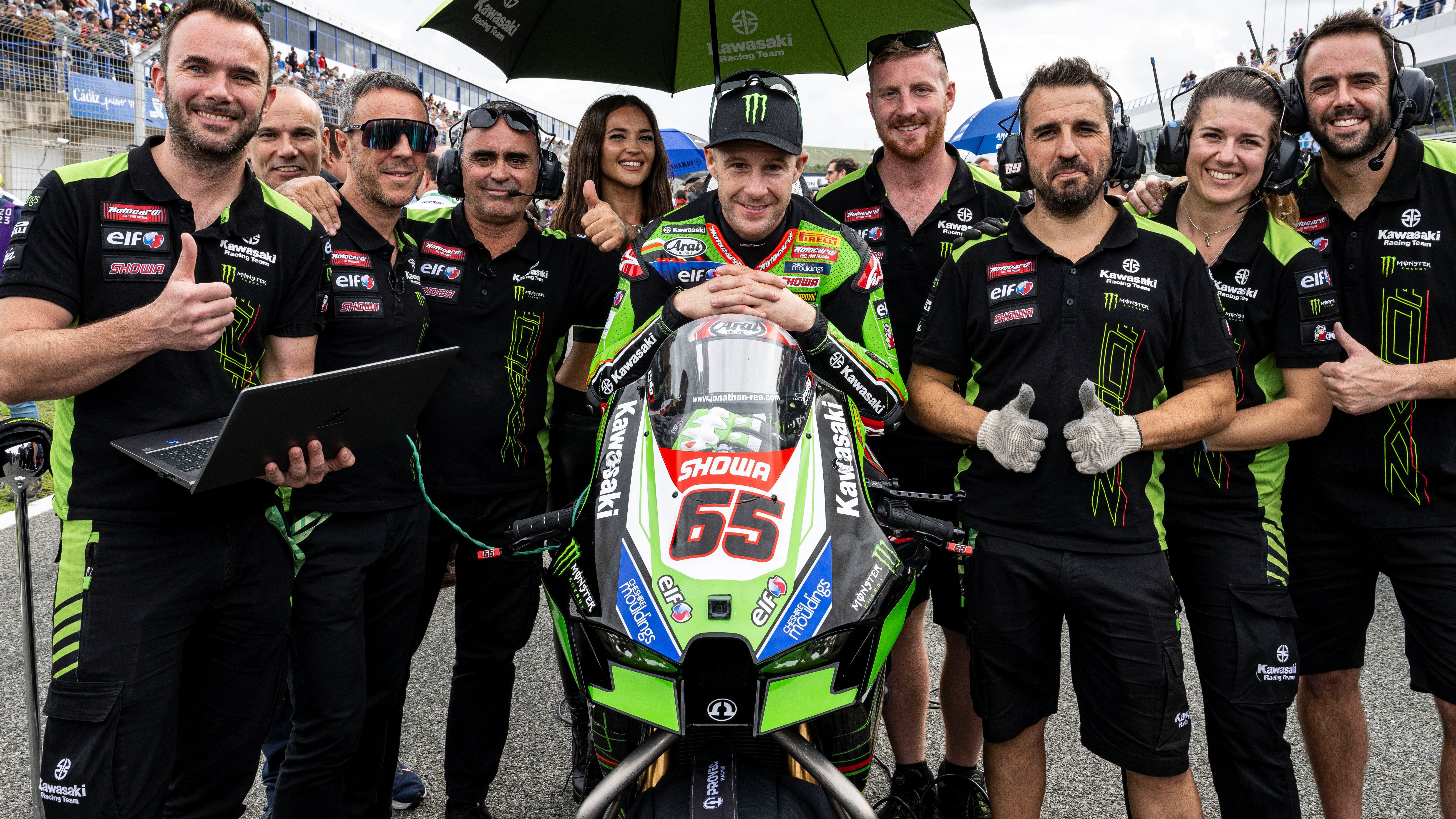 Jonathan Rea y su equipo antes de su última carrera en Kawasaki, WSBK Jerez 2023