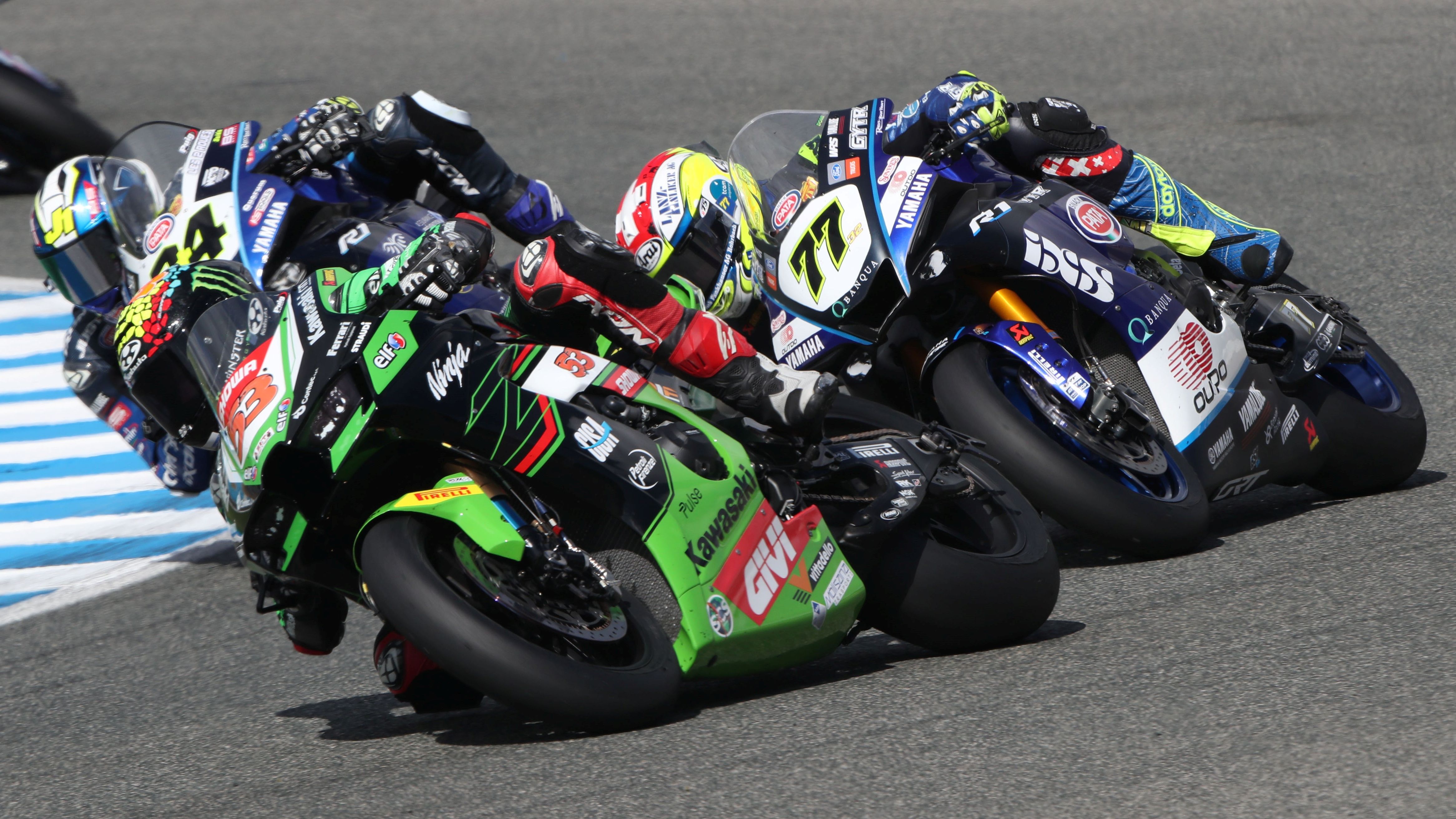 Tito Rabat delante de Dominique Aegerter y Lorenzo Baldassarri, WSBK Jerez 2023