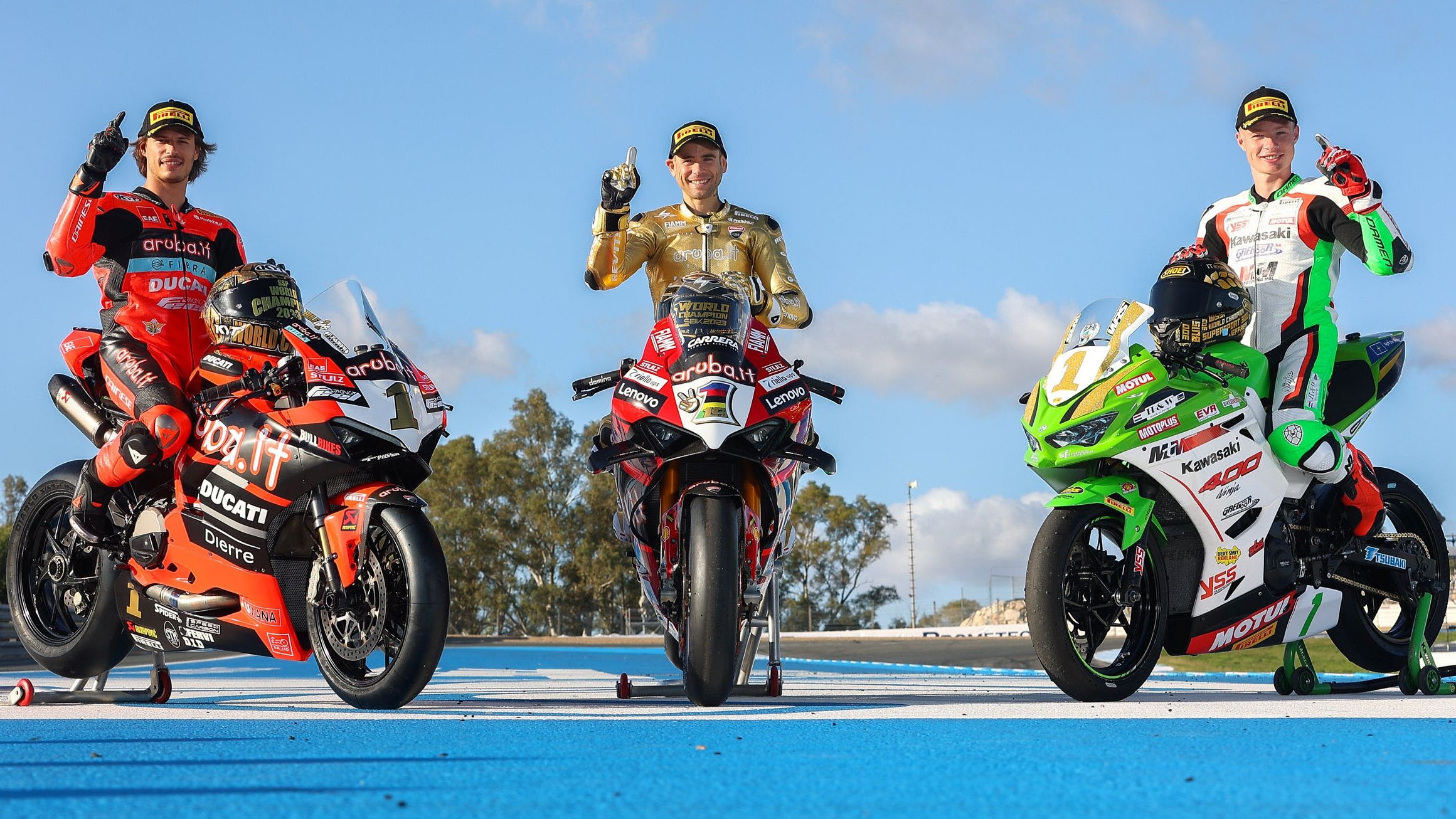 Los campeones mundiales del WorldSBK 2023 son Álvaro Bautista en Superbike, Nicolò Bulega en Supersport y Jeffrey Buis en 300