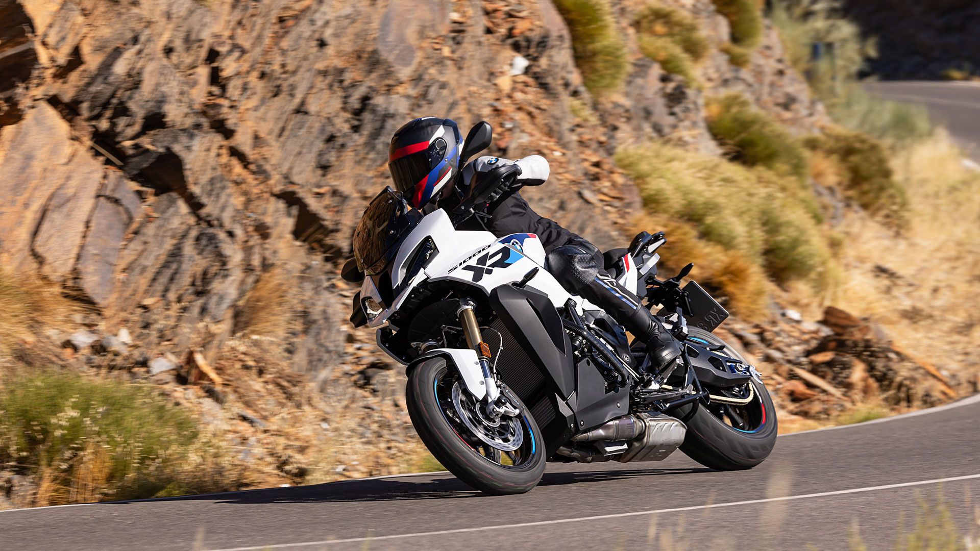 bmw-s-1000-xr-2024-accion-4.jpeg