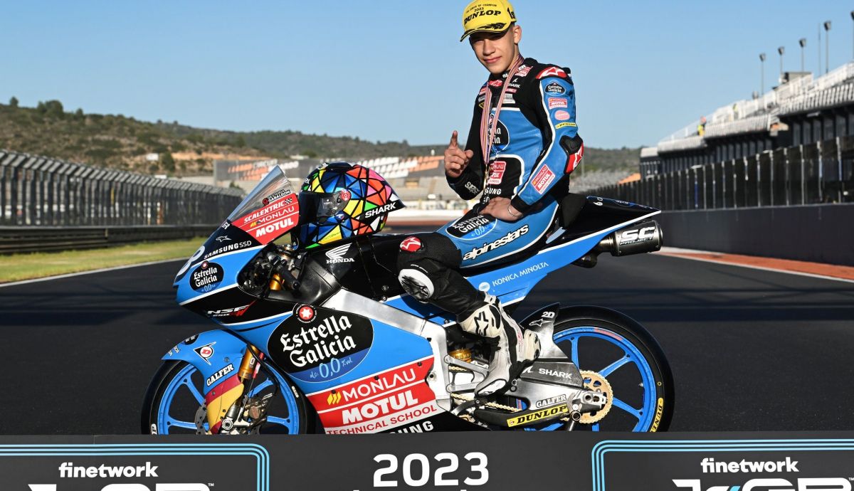 Ángel Piqueras posa como campeón del mundo de JuniorGP 2023 Ángel Piqueras posa como campeón del mundo de JuniorGP 2023