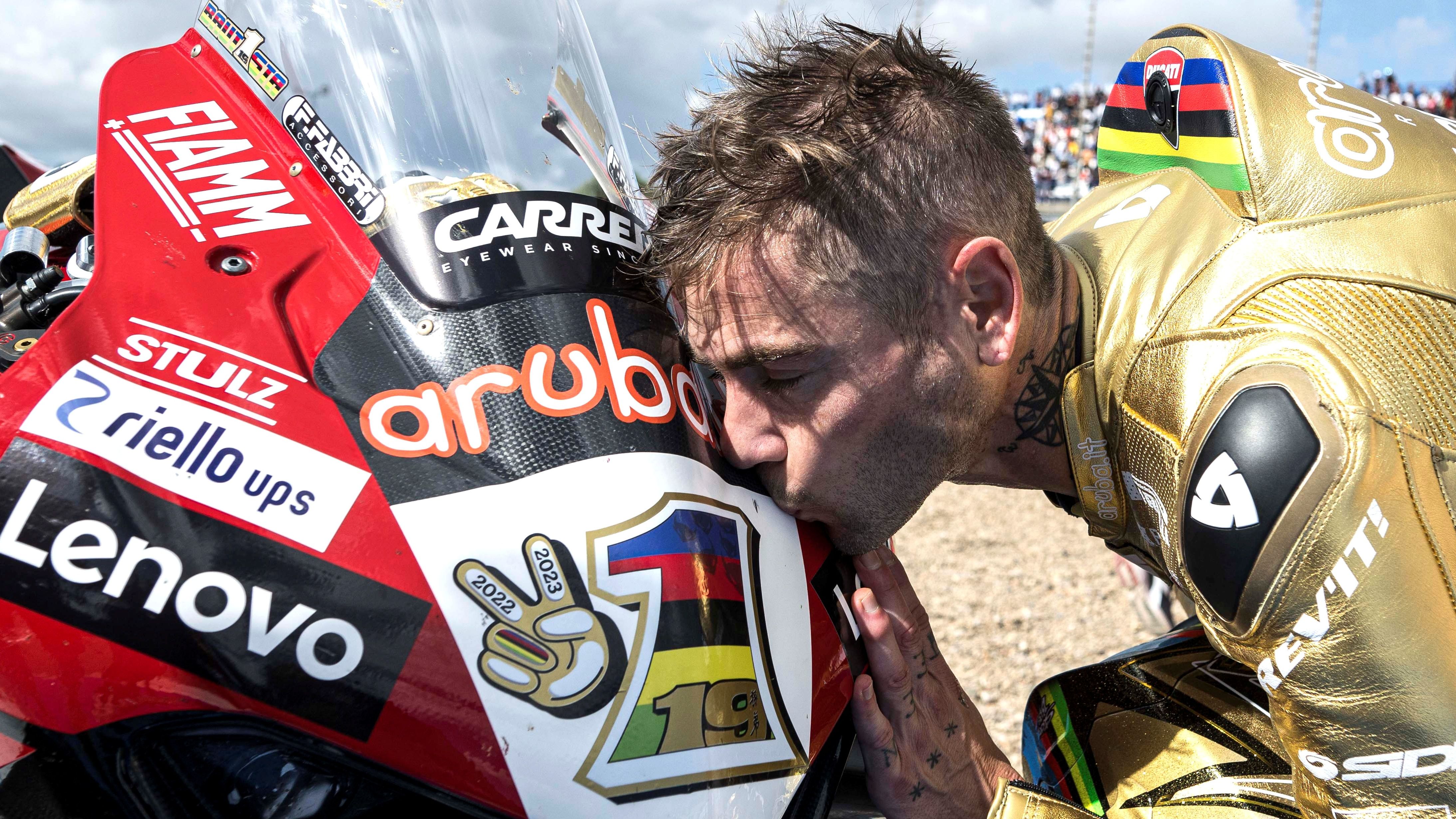Álvaro Bautista besa su Ducati Panigale V4R tras proclamarse campeón