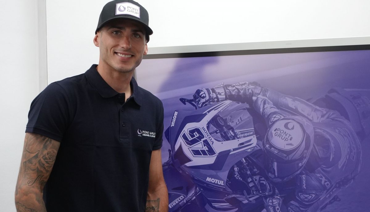 Xavi Vierge posa junto a una de sus fotos Xavi Vierge posa junto a una de sus fotos