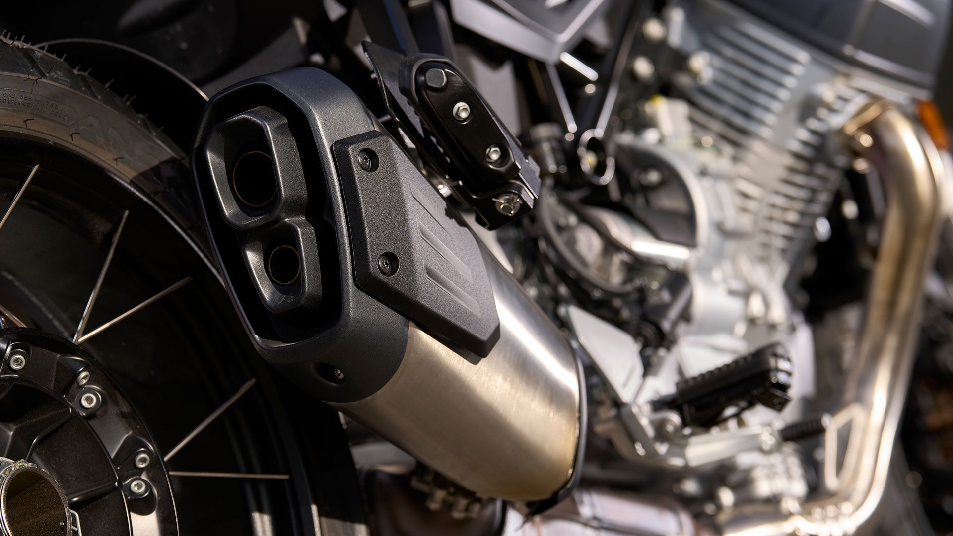 Moto Guzzi Stelvio 2024 Detalles (18)