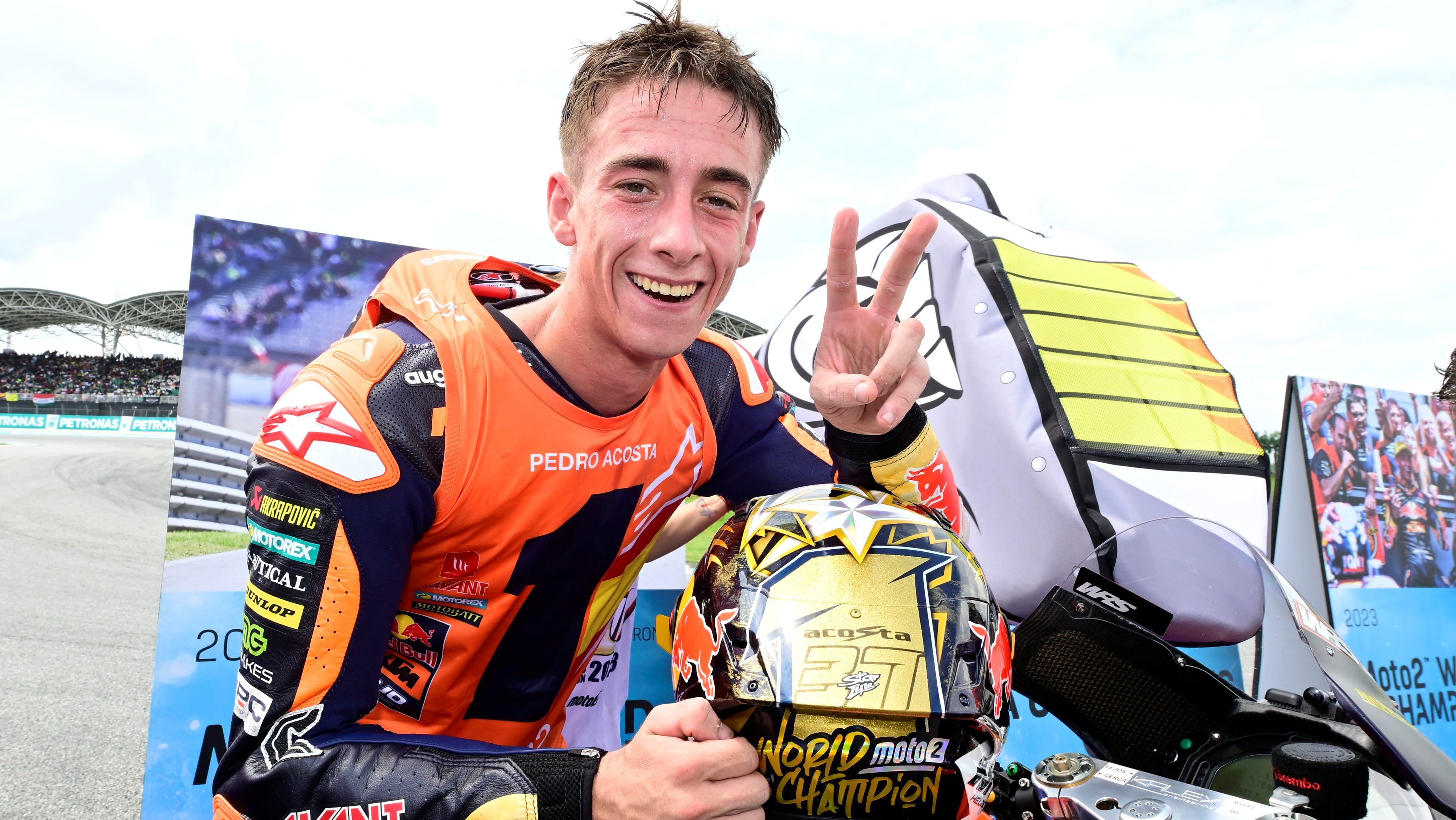 Pedro Acosta celebra su título mundial de Moto2
