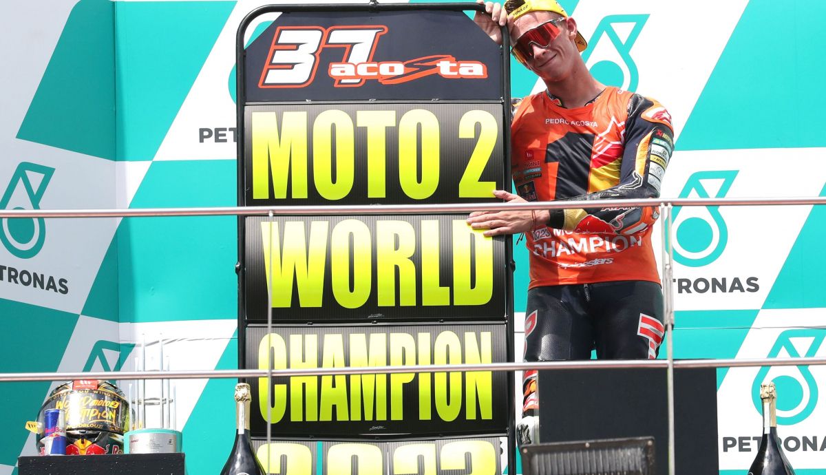 Pedro Acosta en el podio como campeón del mundo de Moto2 2023 Pedro Acosta en el podio como campeón del mundo de Moto2 2023