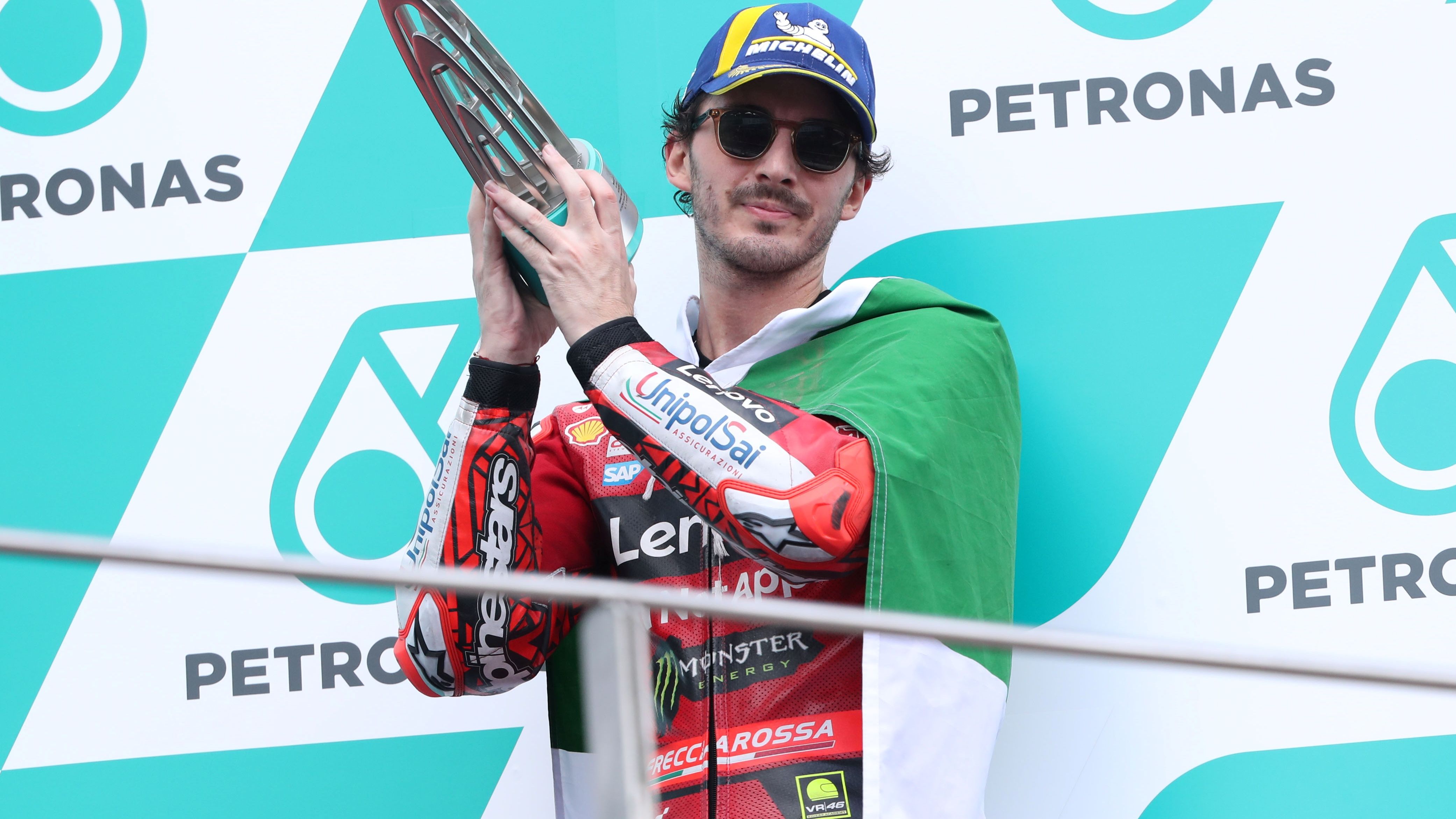 Pecco Bagnaia celebra su importante tercer puesto en el podio de Sepang