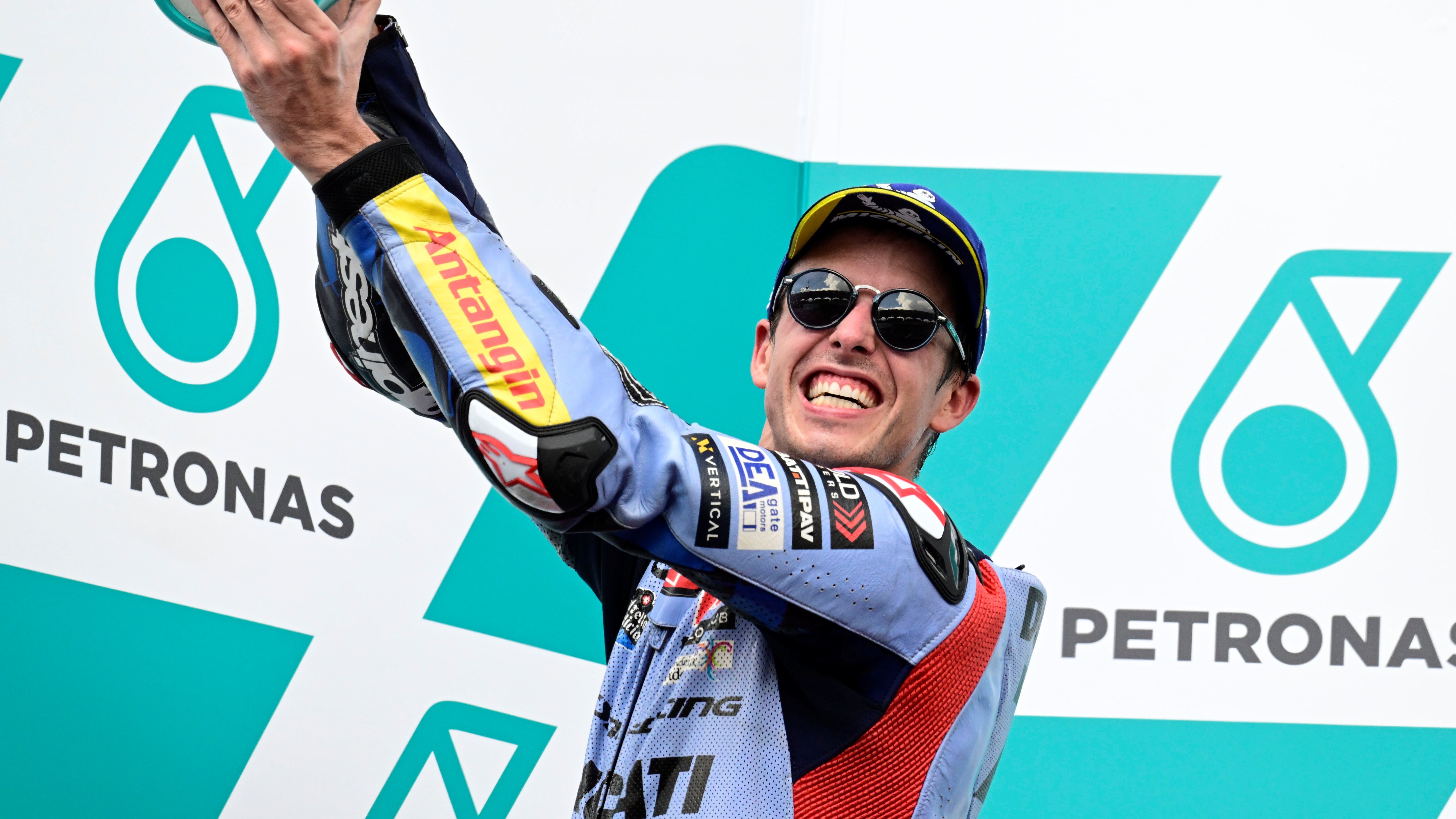 Álex Márquez celebra su segundo puesto en el podio de Sepang