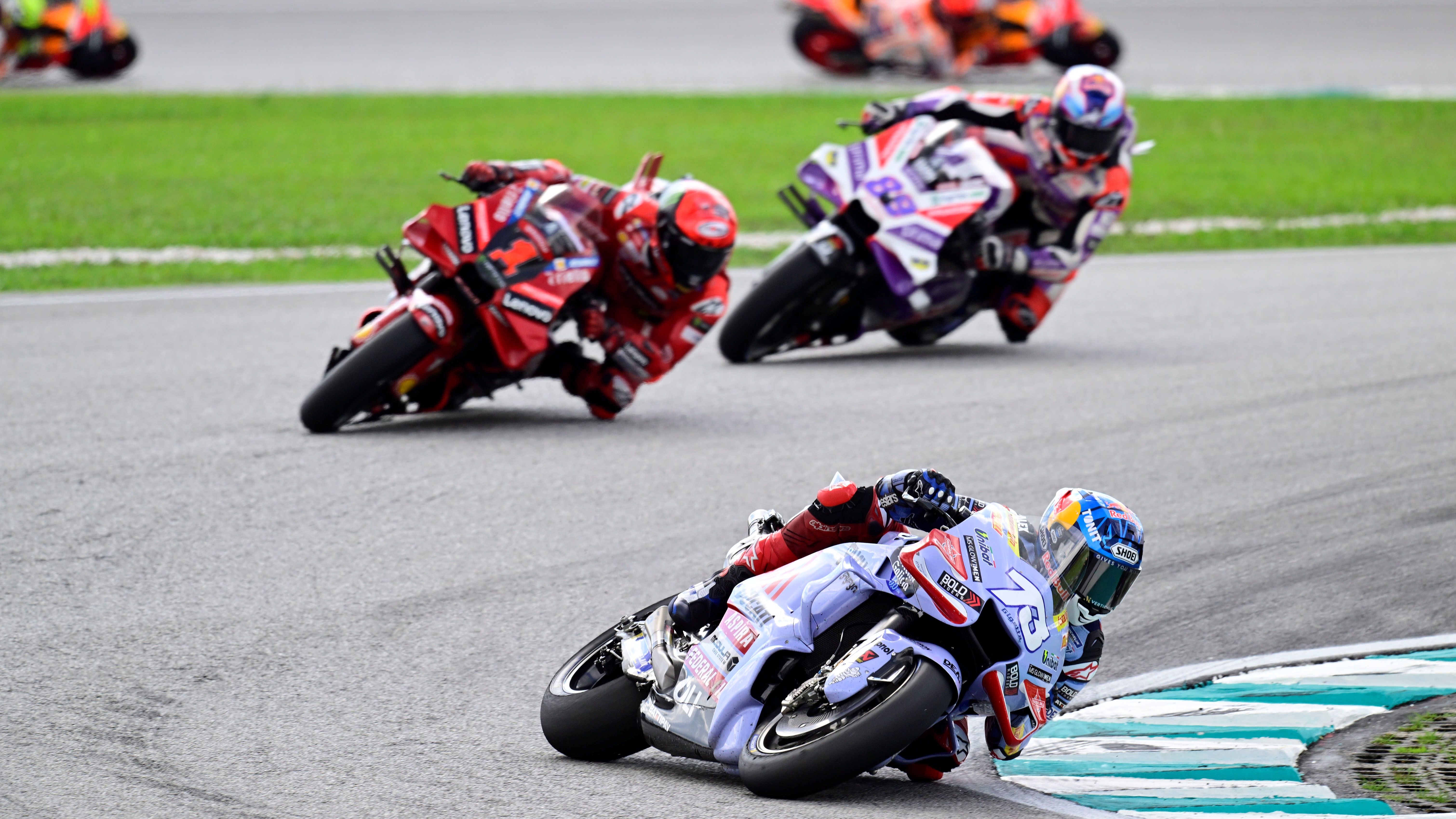 Álex Márquez se va de Pecco Bagnaia y Jorge Martín, MotoGP Malasia 2023